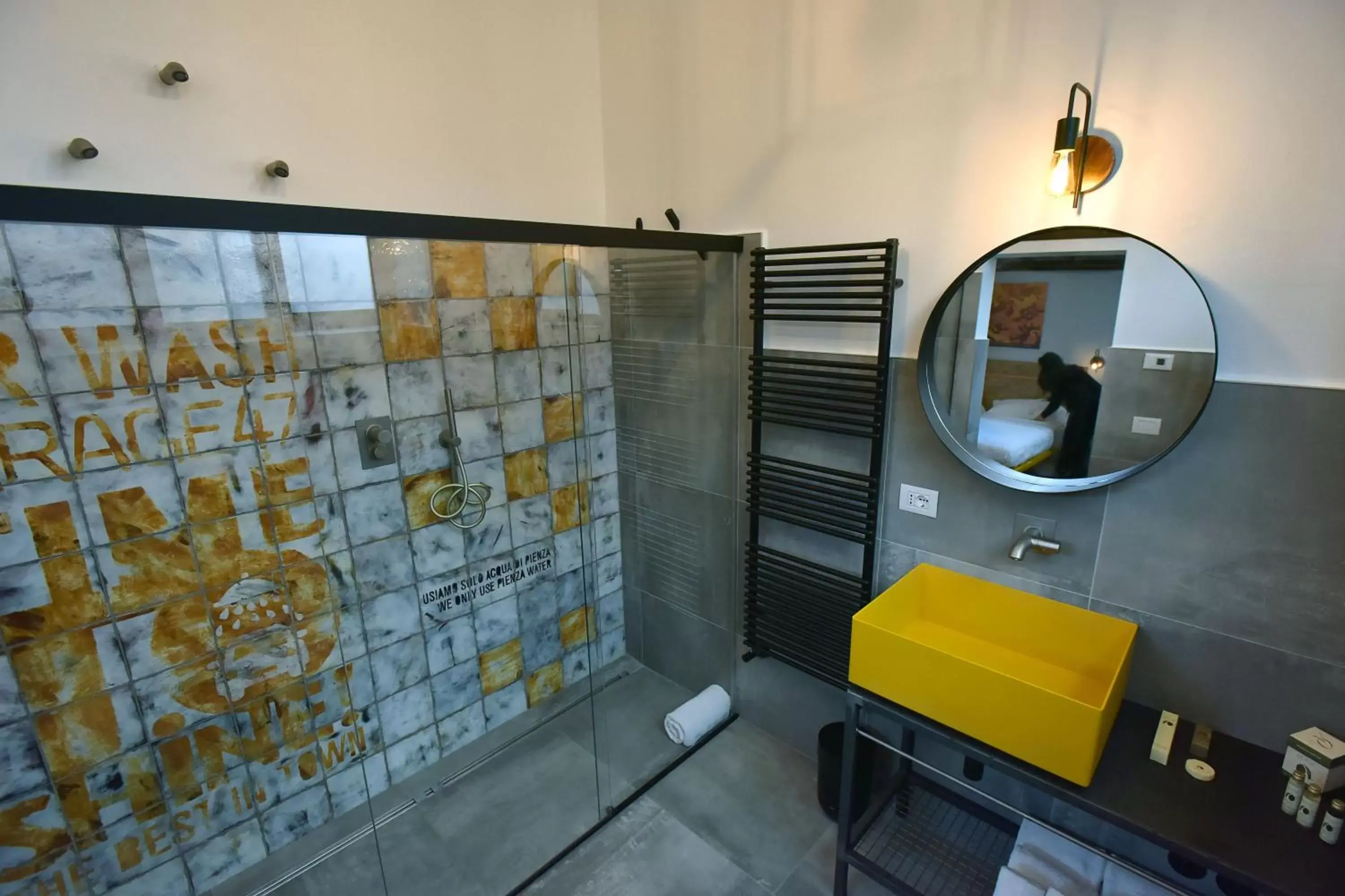Shower, Bathroom in GARAGE47 Storica Officina Meccanica LOFT B&B iN PIENZA