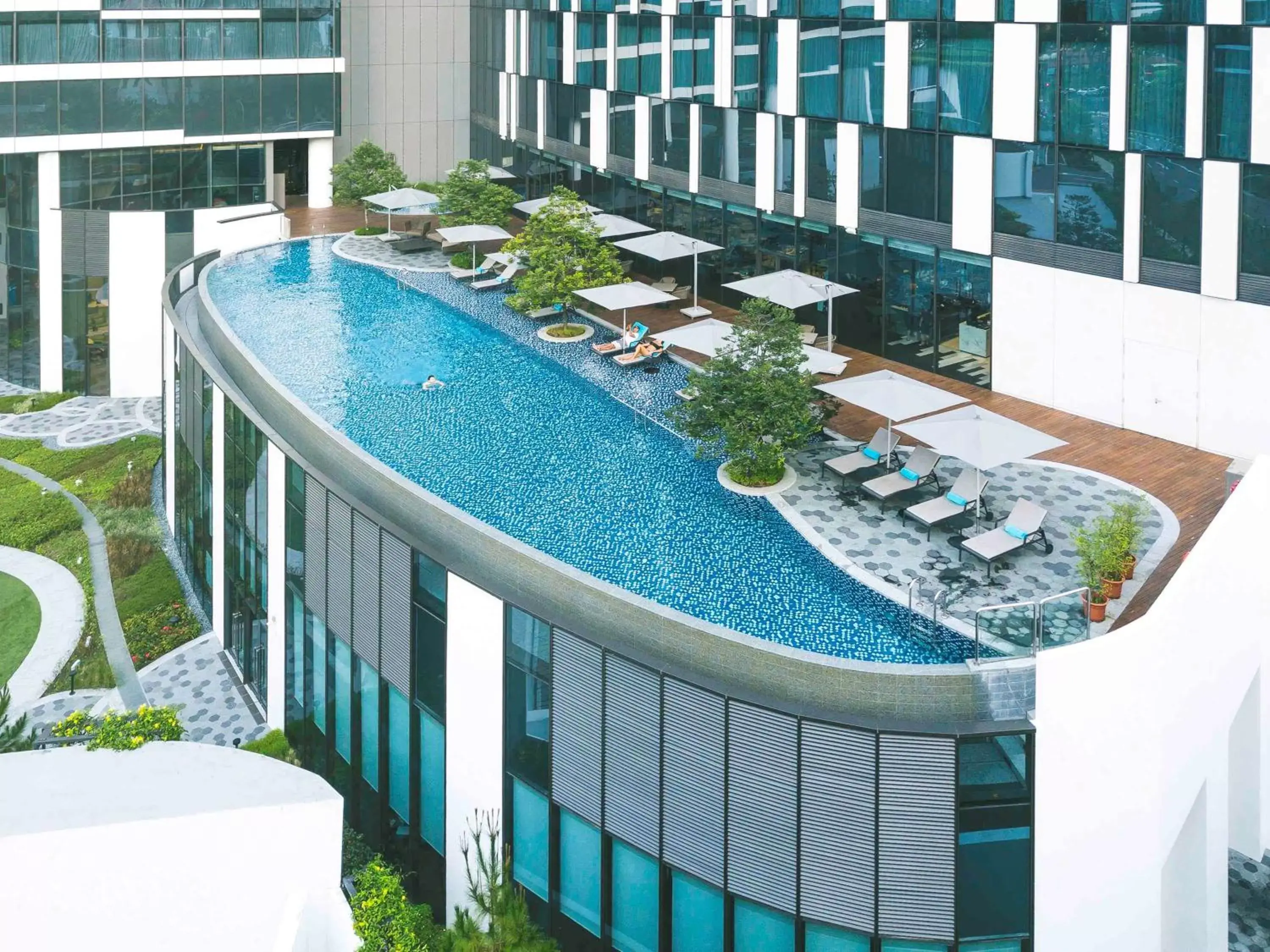 On site, Pool View in Mercure Singapore On Stevens