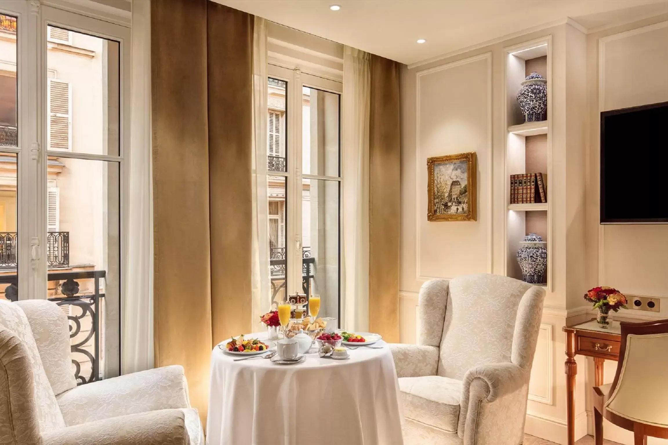 Living room in Hotel Splendide Royal Paris - Relais & Châteaux