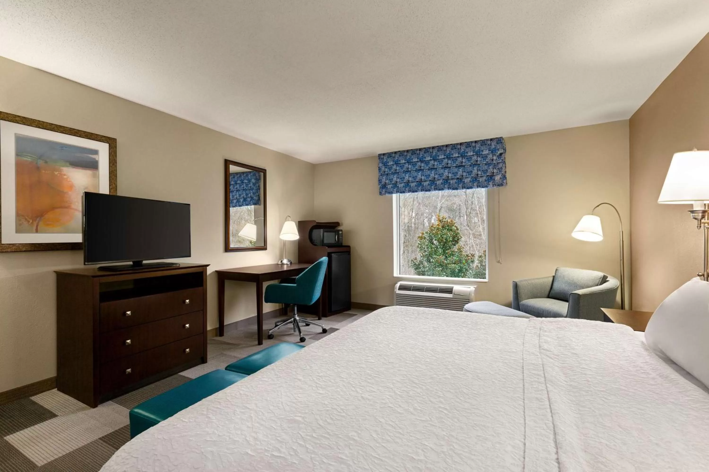 Bedroom, Bed in Hampton Inn & Suites Atlanta Airport West Camp Creek Pkwy