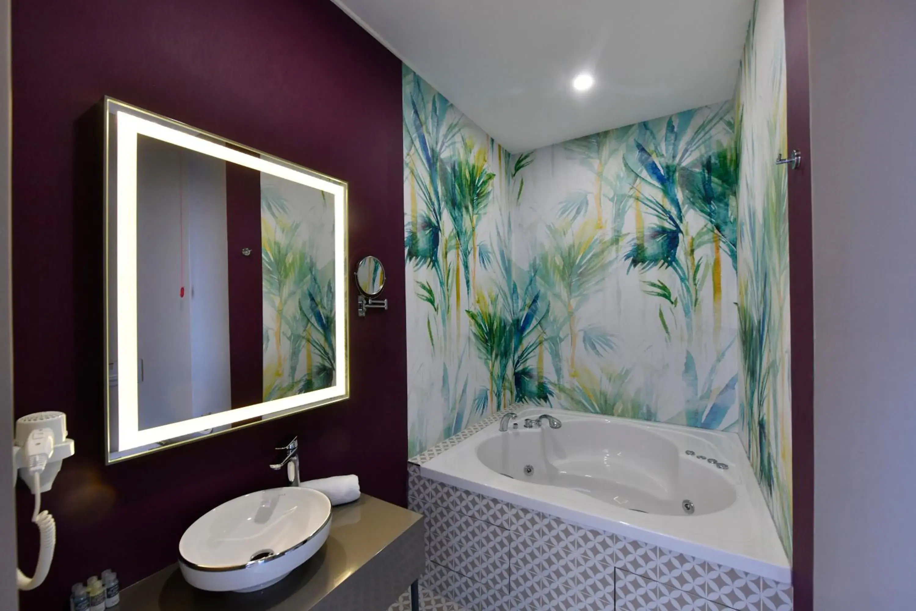 Hot Tub, Bathroom in Ghan Hotel