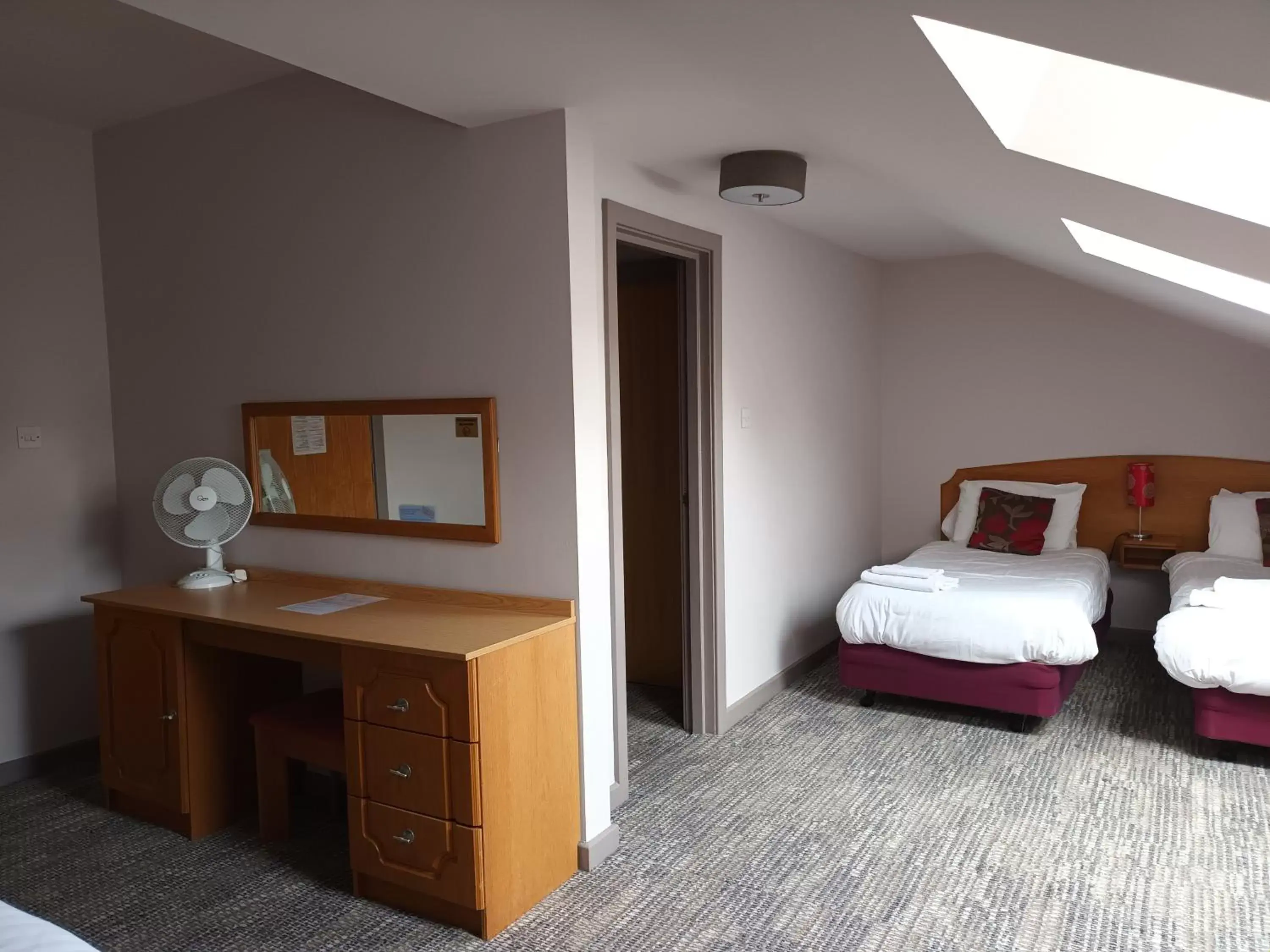 Bedroom, Bed in Corn Mill Lodge Hotel