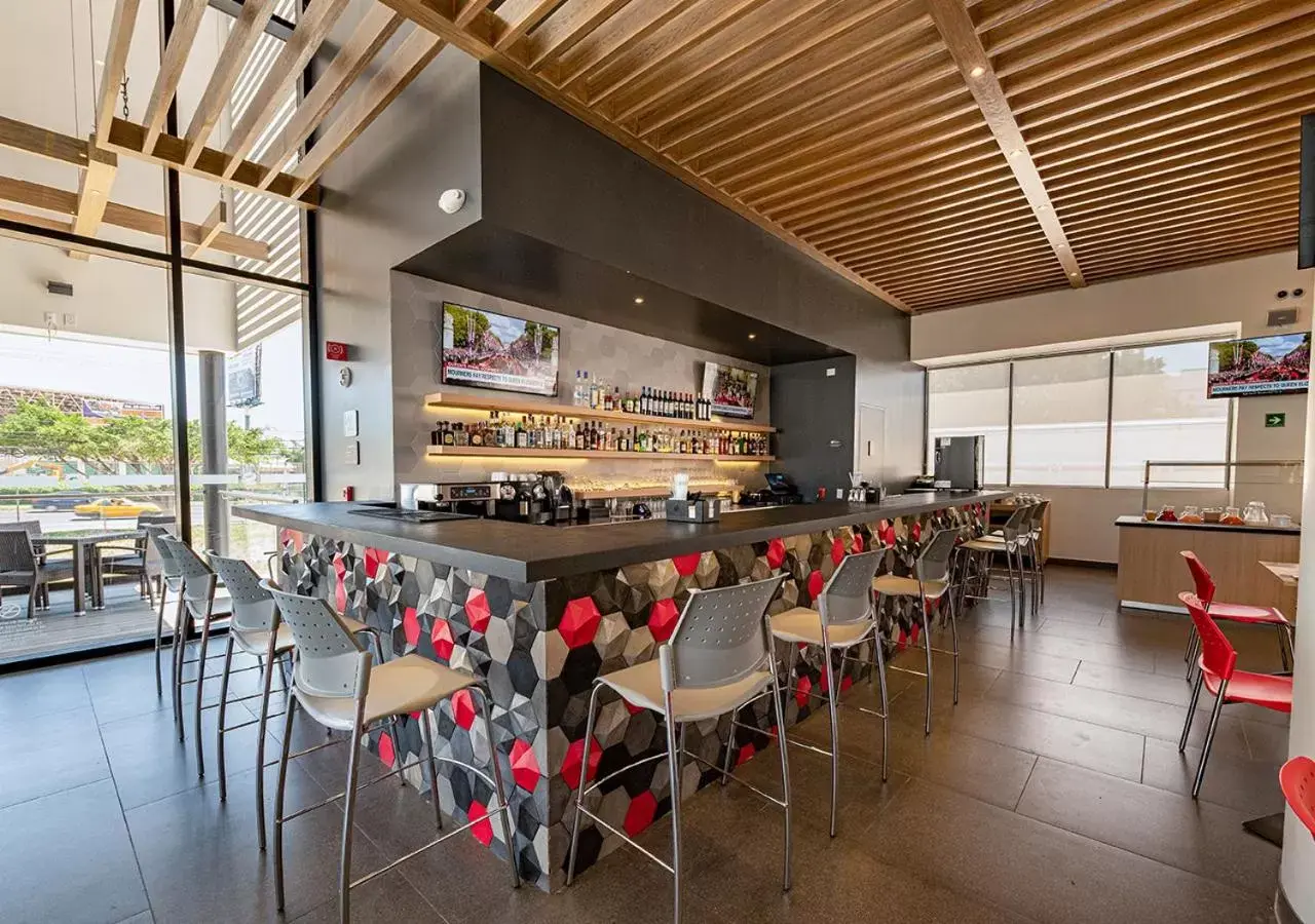 Lounge or bar in Ramada Encore by Wyndham Guadalajara Aeropuerto Lounge or bar in Ramada Encore by Wyndham Guadalajara Aeropuerto