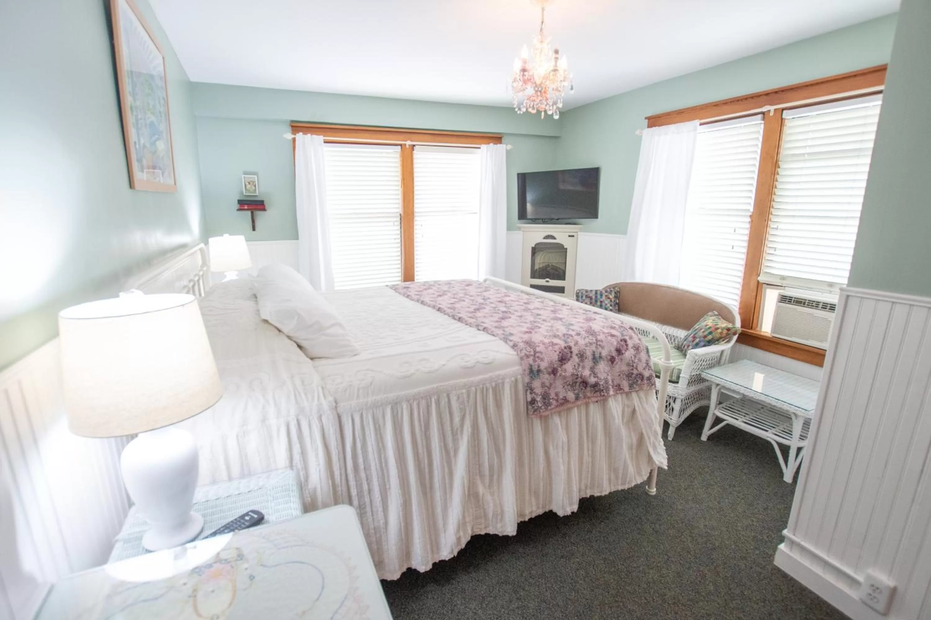 Bed in Terrace Inn and 1911 Restaurant