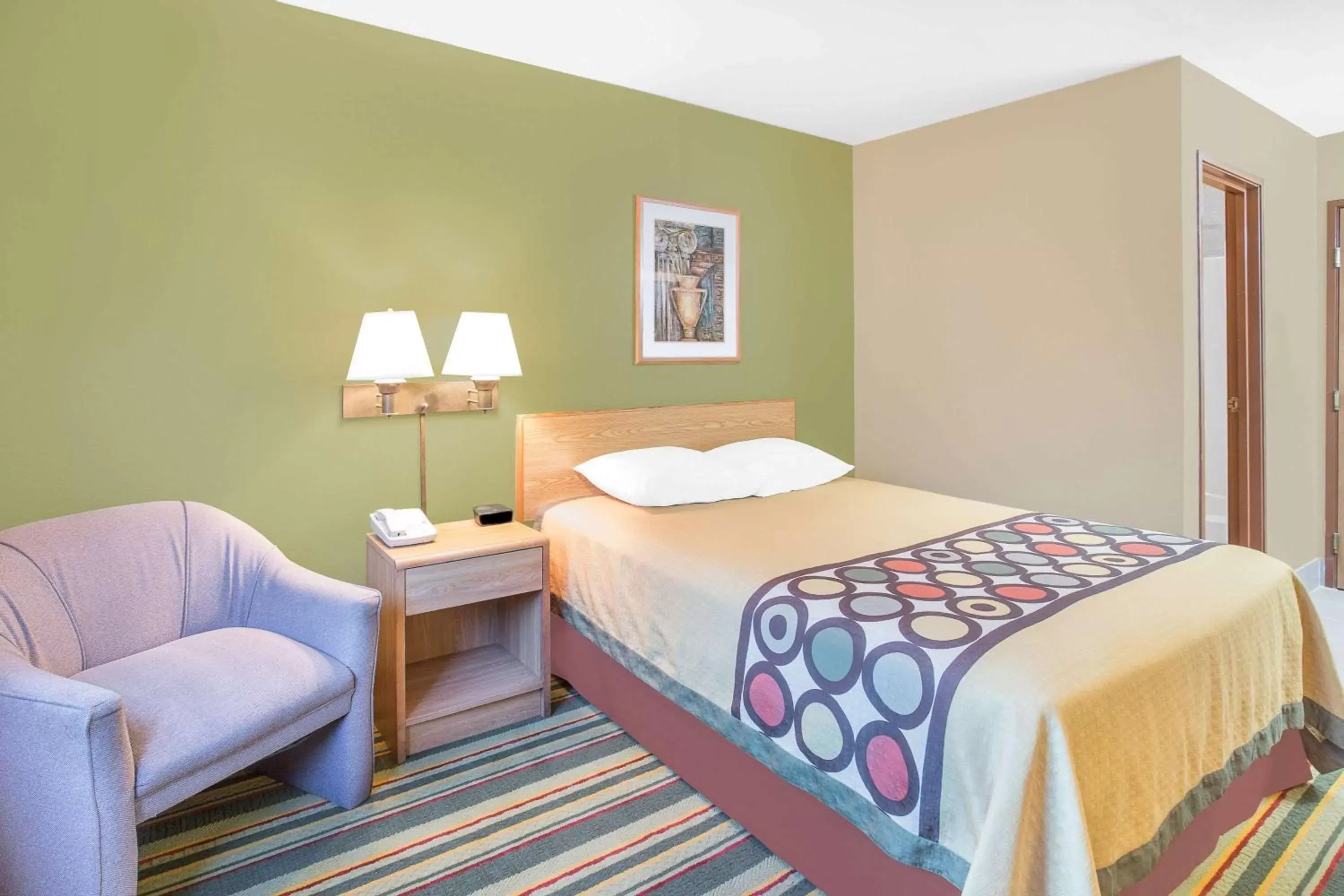 Photo of the whole room, Bed in Super 8 by Wyndham East Moline