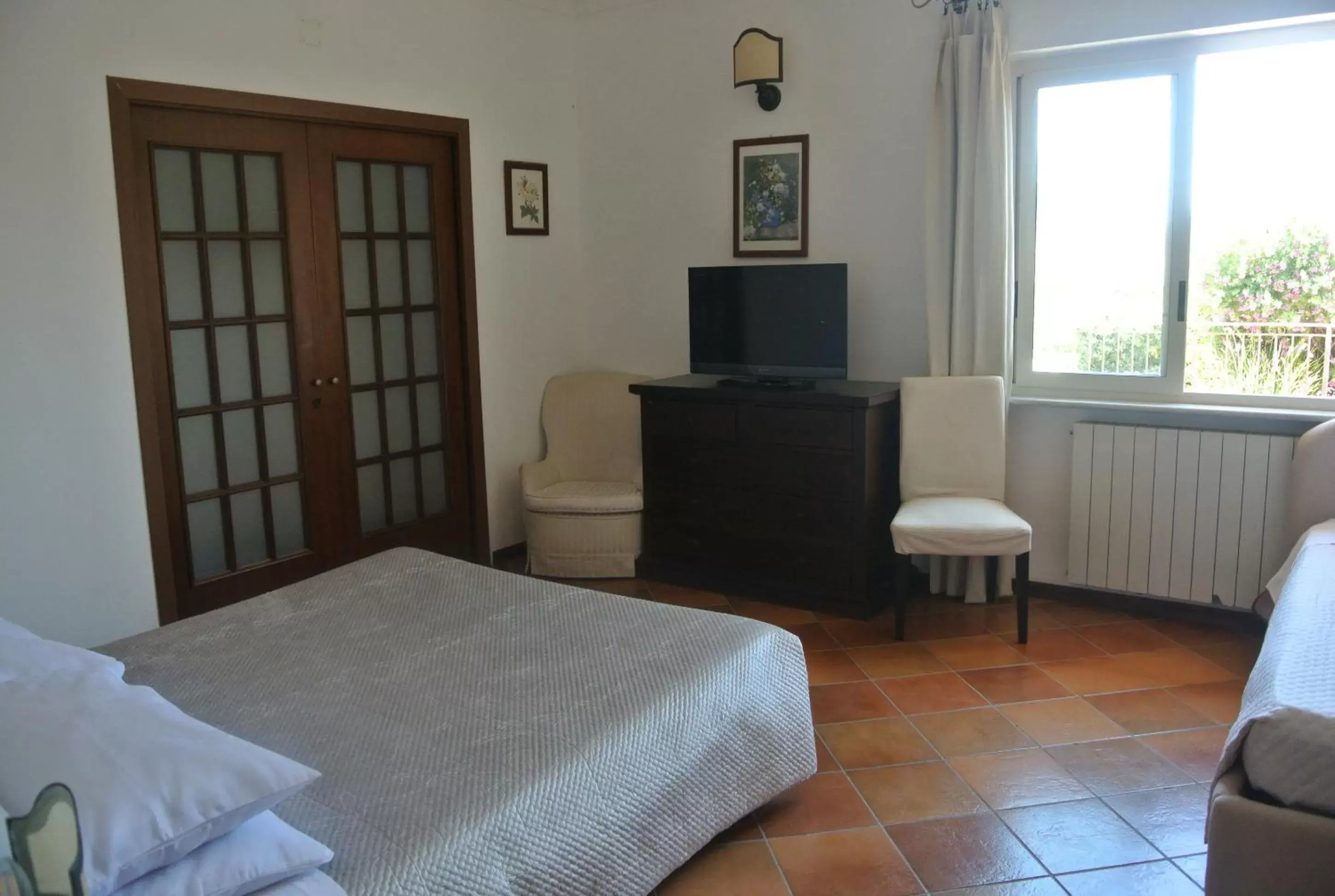 Bedroom, TV/Entertainment Center in Villa Carlotta Resort