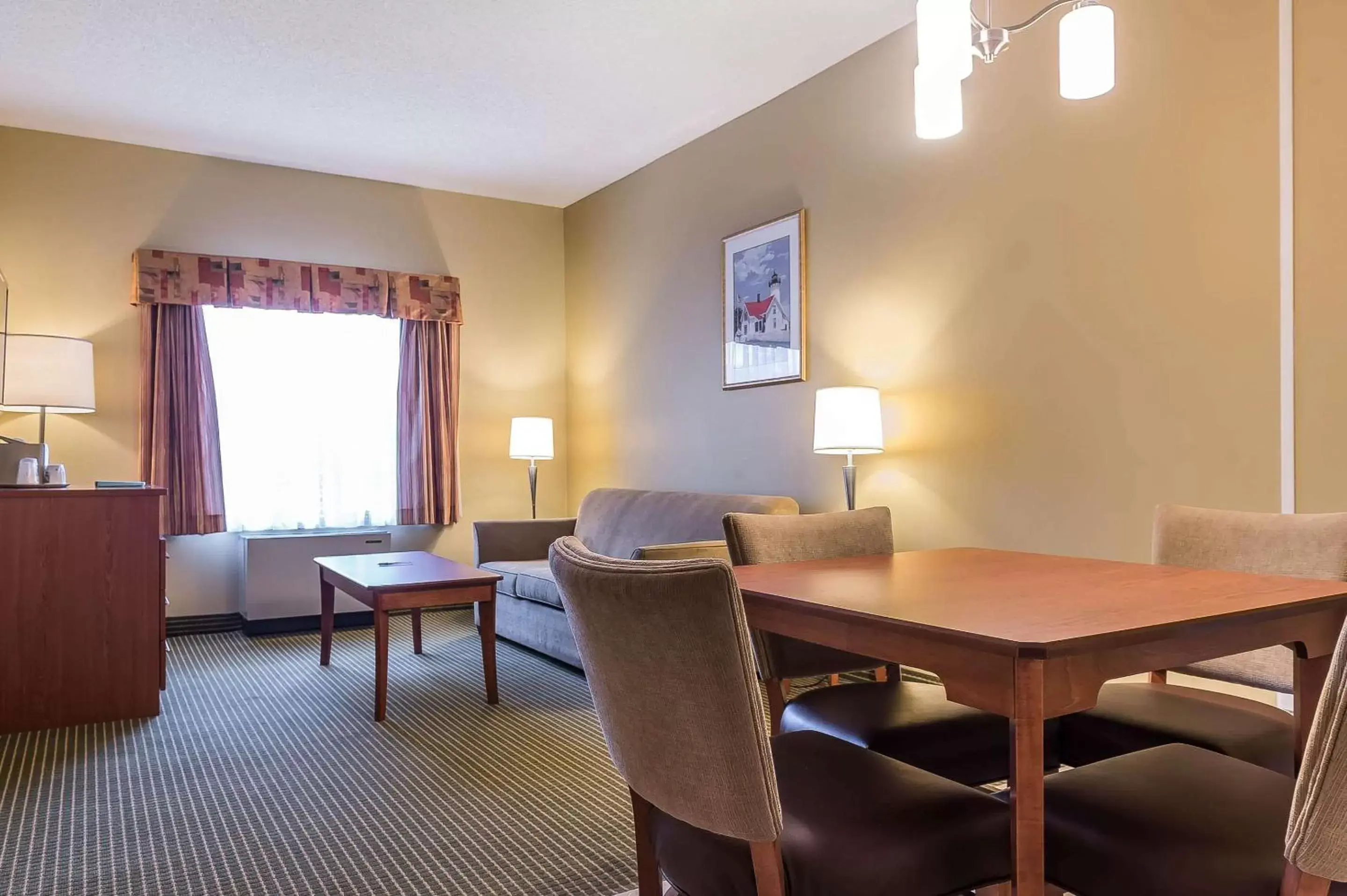 Bedroom, Dining Area in Quality Inn & Suites Hawkesbury