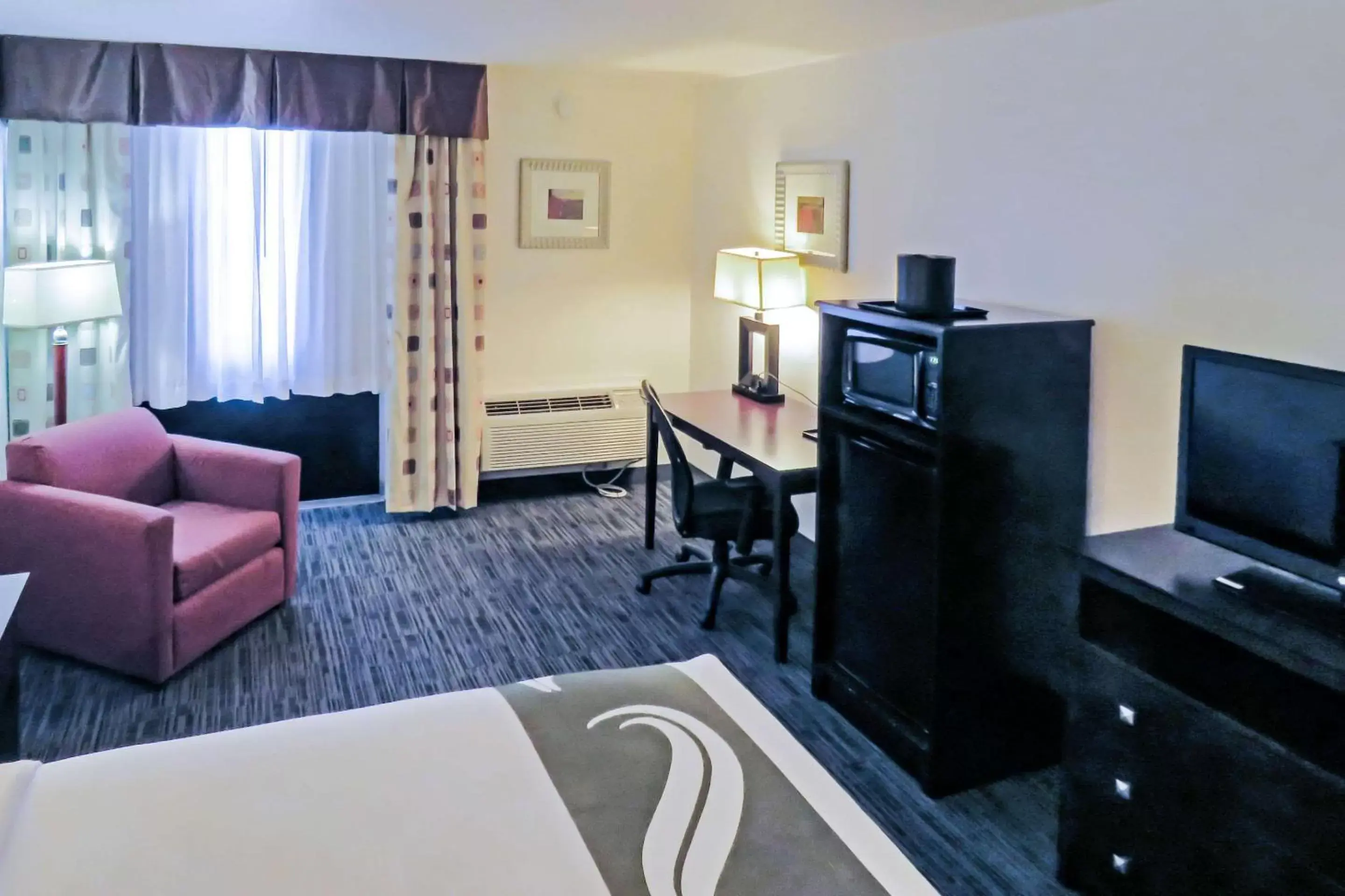 Photo of the whole room, TV/Entertainment Center in Quality Inn & Suites Everett