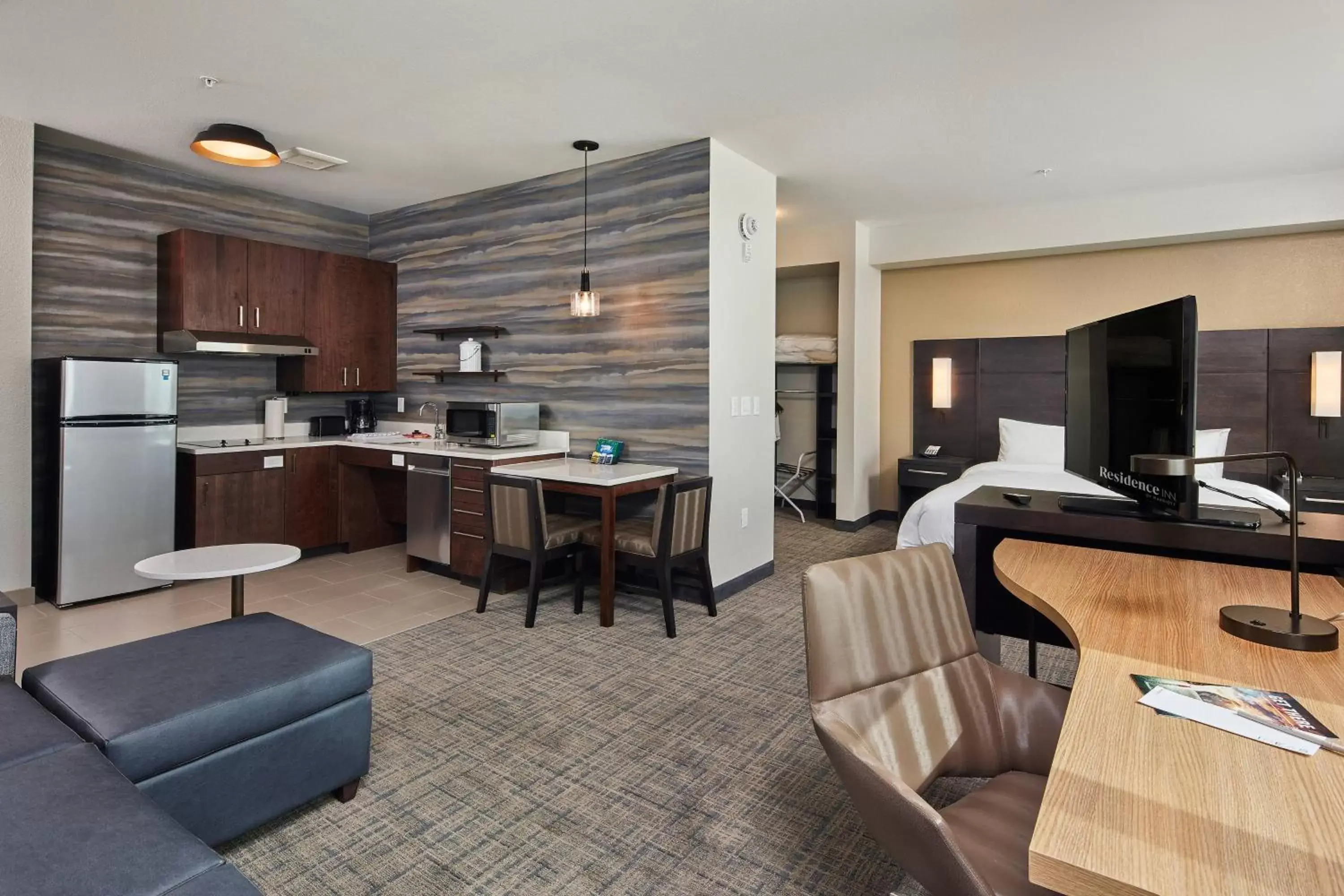 Photo of the whole room, Dining Area in Residence Inn Sacramento Davis