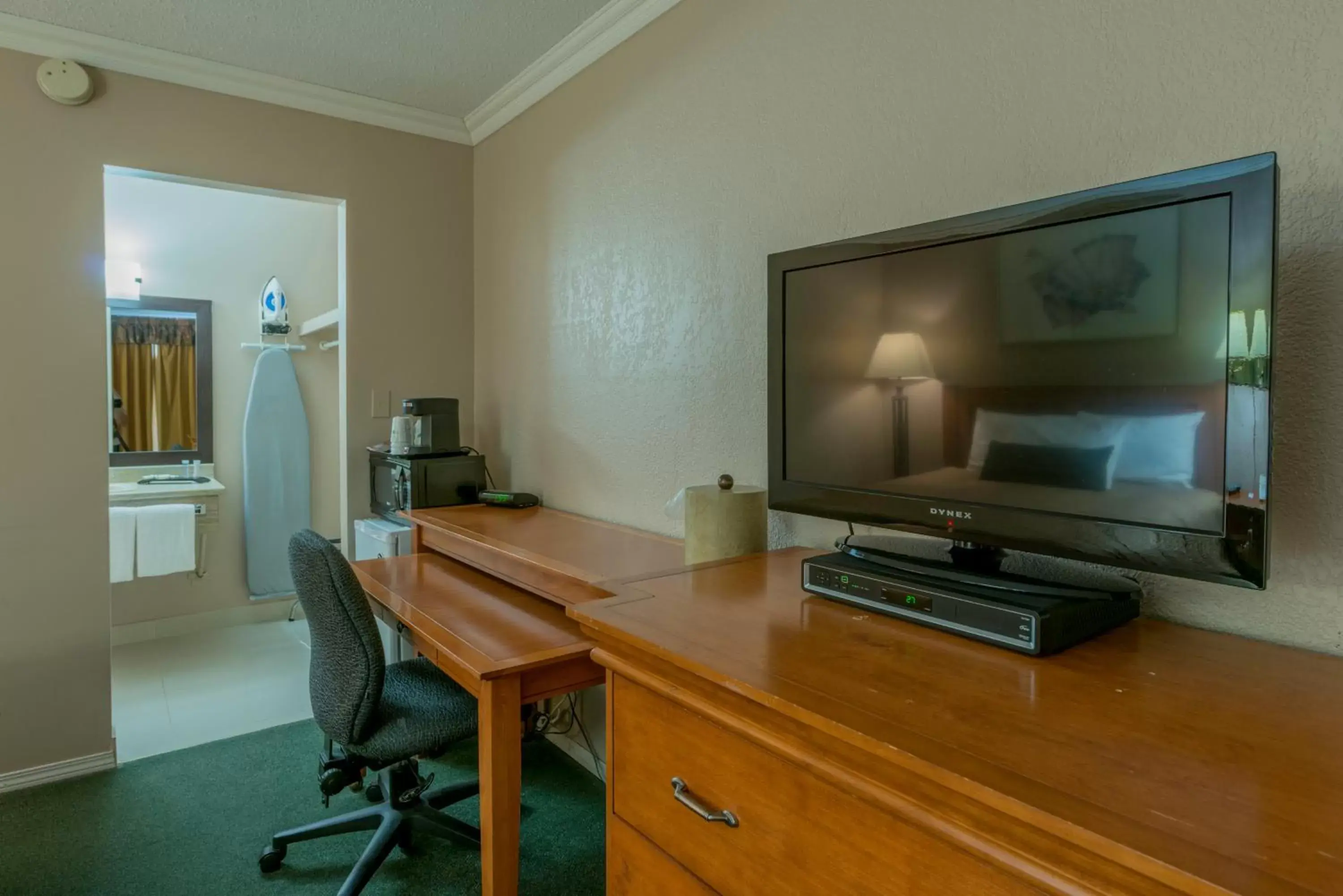 TV and multimedia, TV/Entertainment Center in Howard Johnson by Wyndham Downtown Kamloops