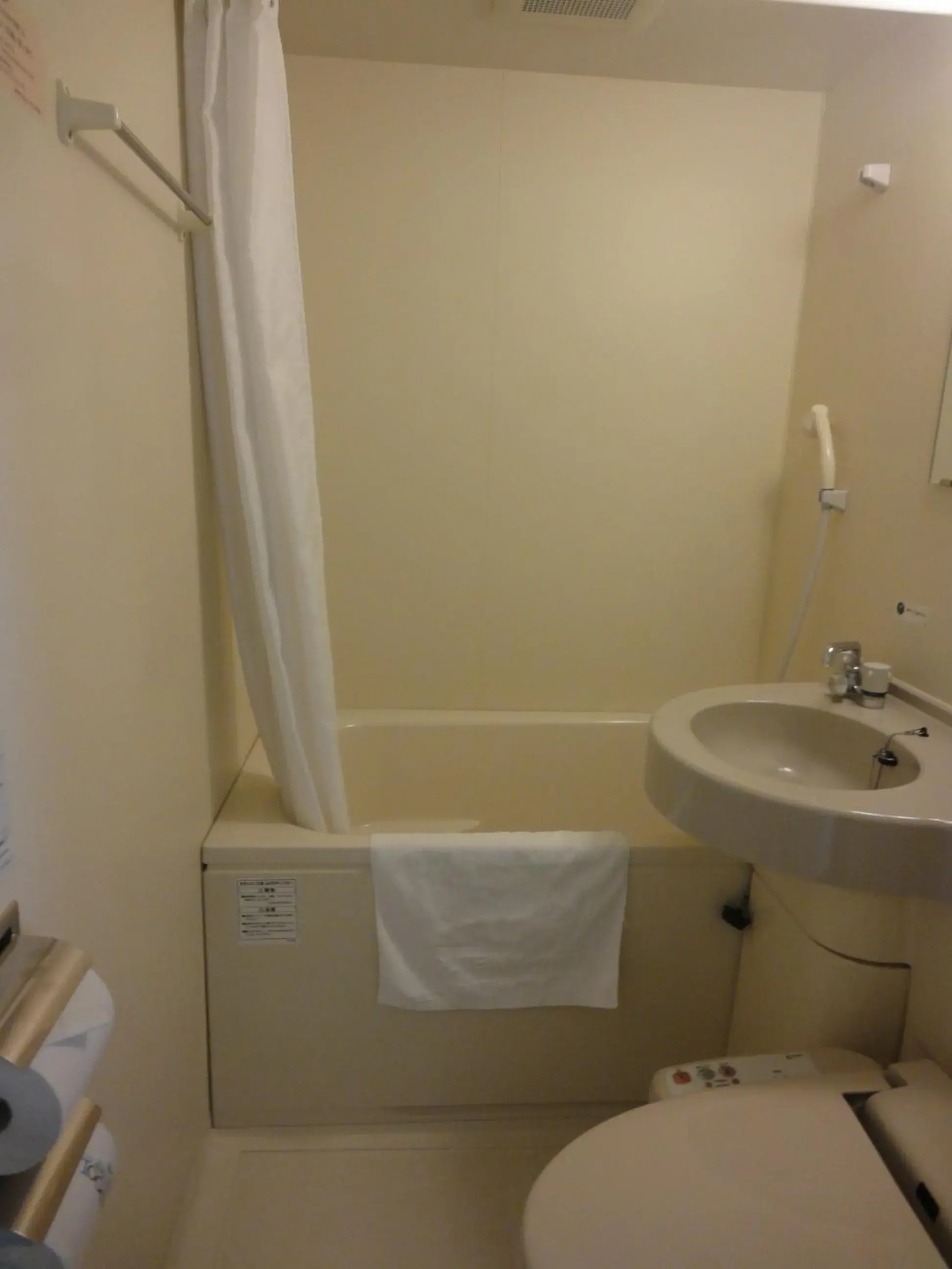 Bathroom in Hotel Route-Inn Yokohama Bashamichi