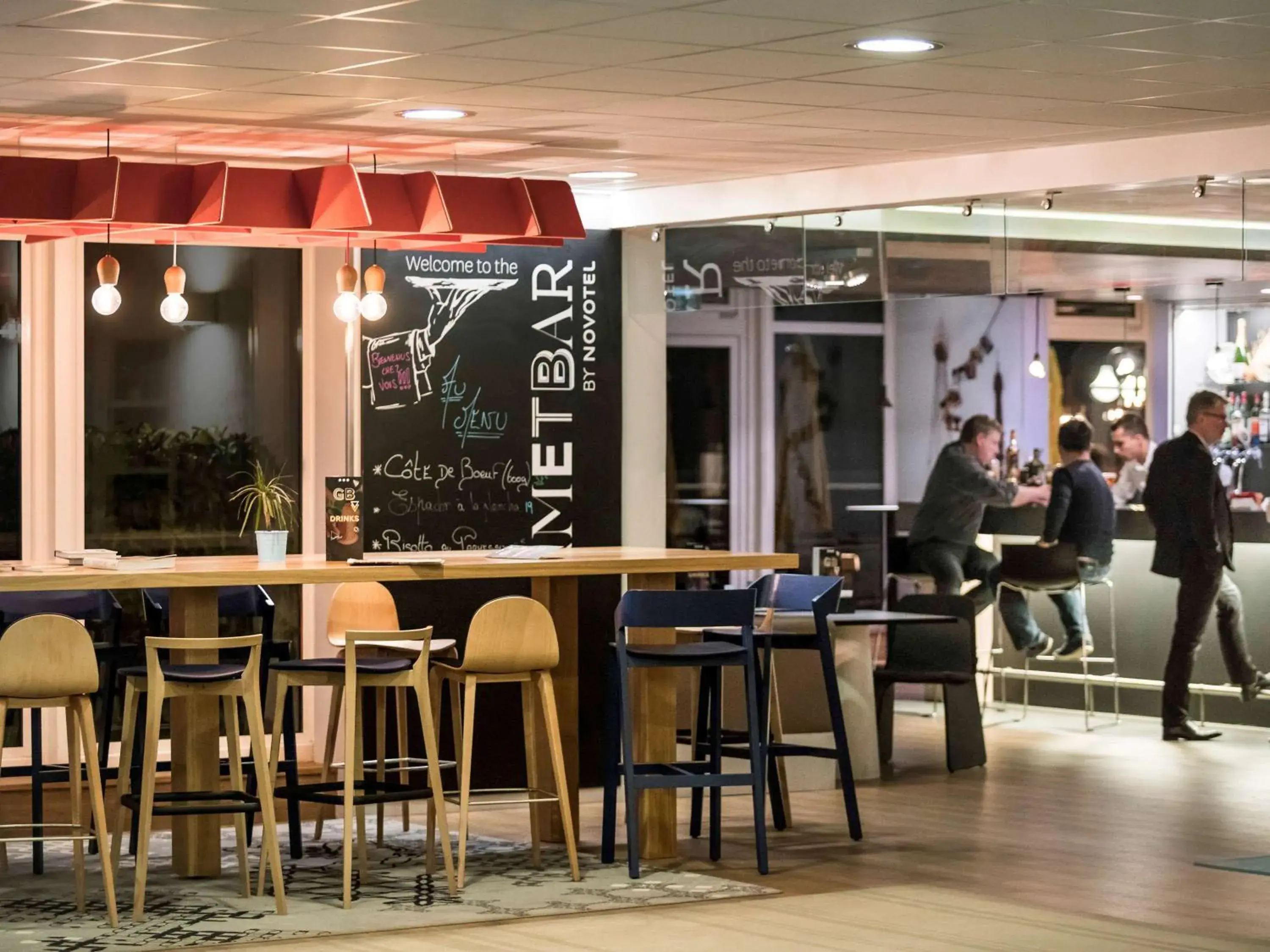 Lounge or bar, Restaurant/Places to Eat in Novotel Paris Saclay