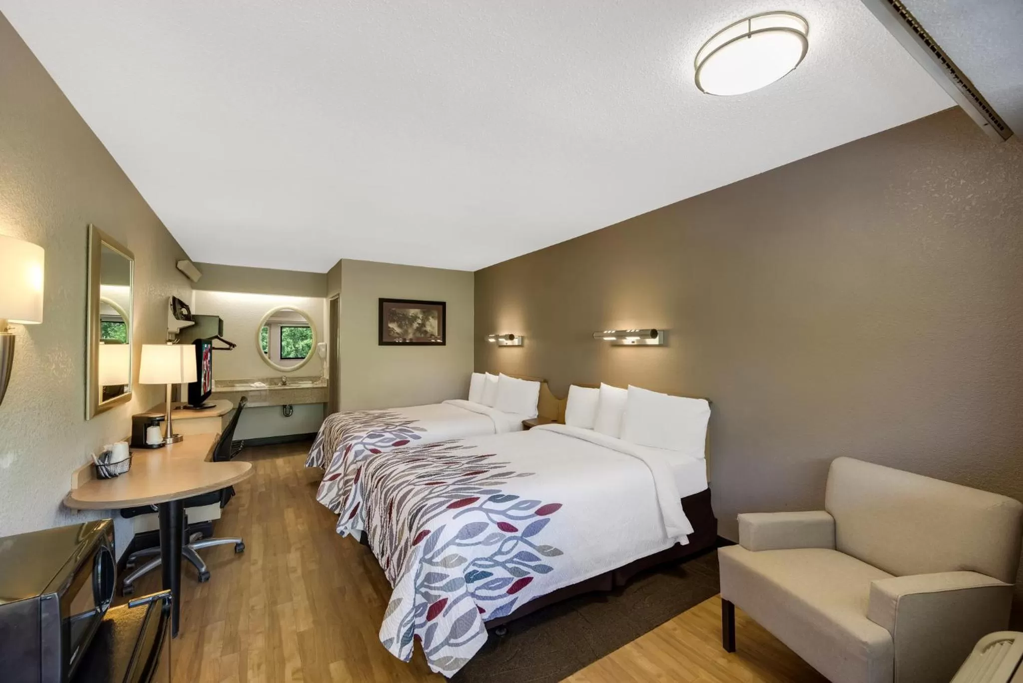 Photo of the whole room, Bed in Red Roof Inn Asheville - Biltmore West