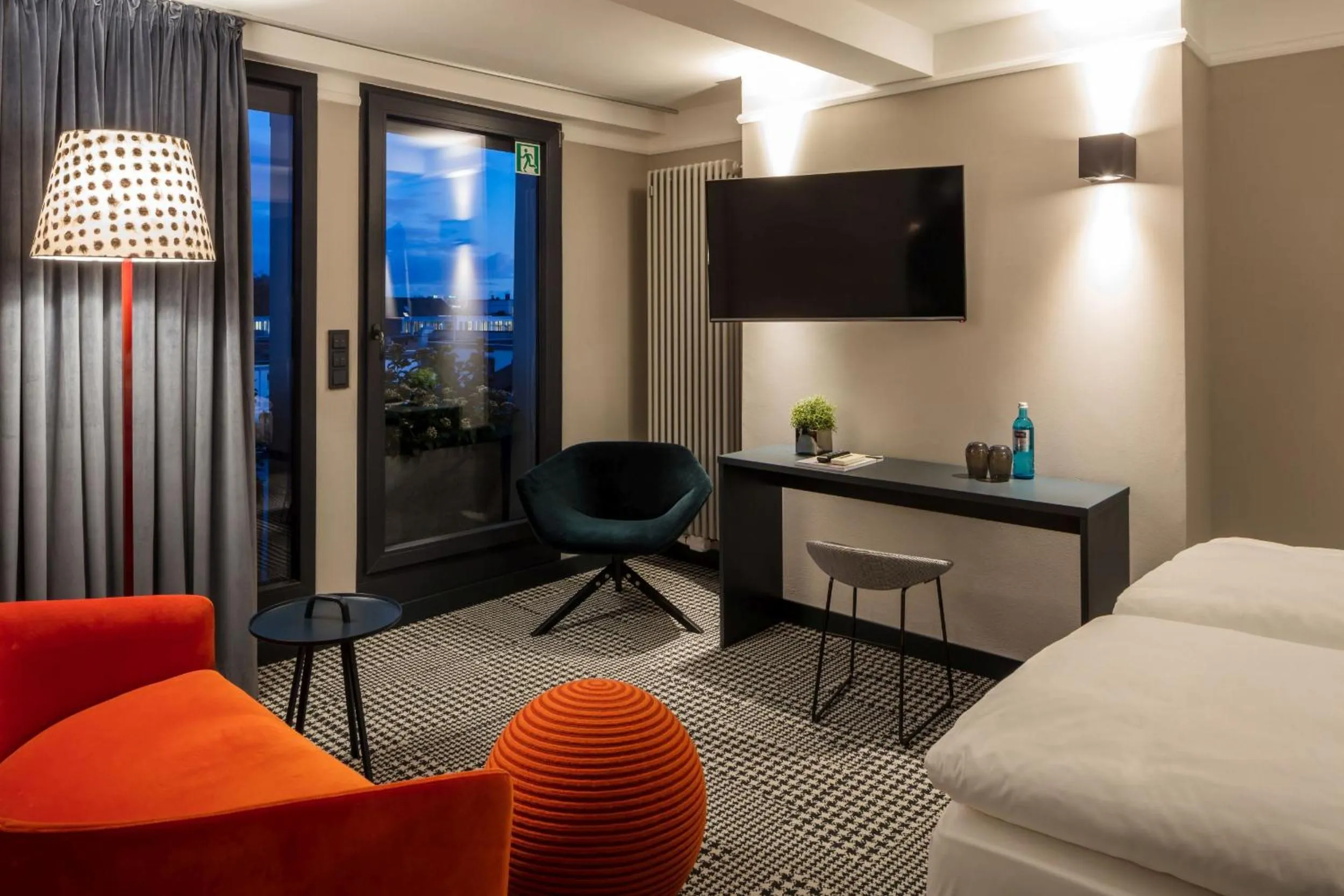 Photo of the whole room, Bed in The Midtown Hotel