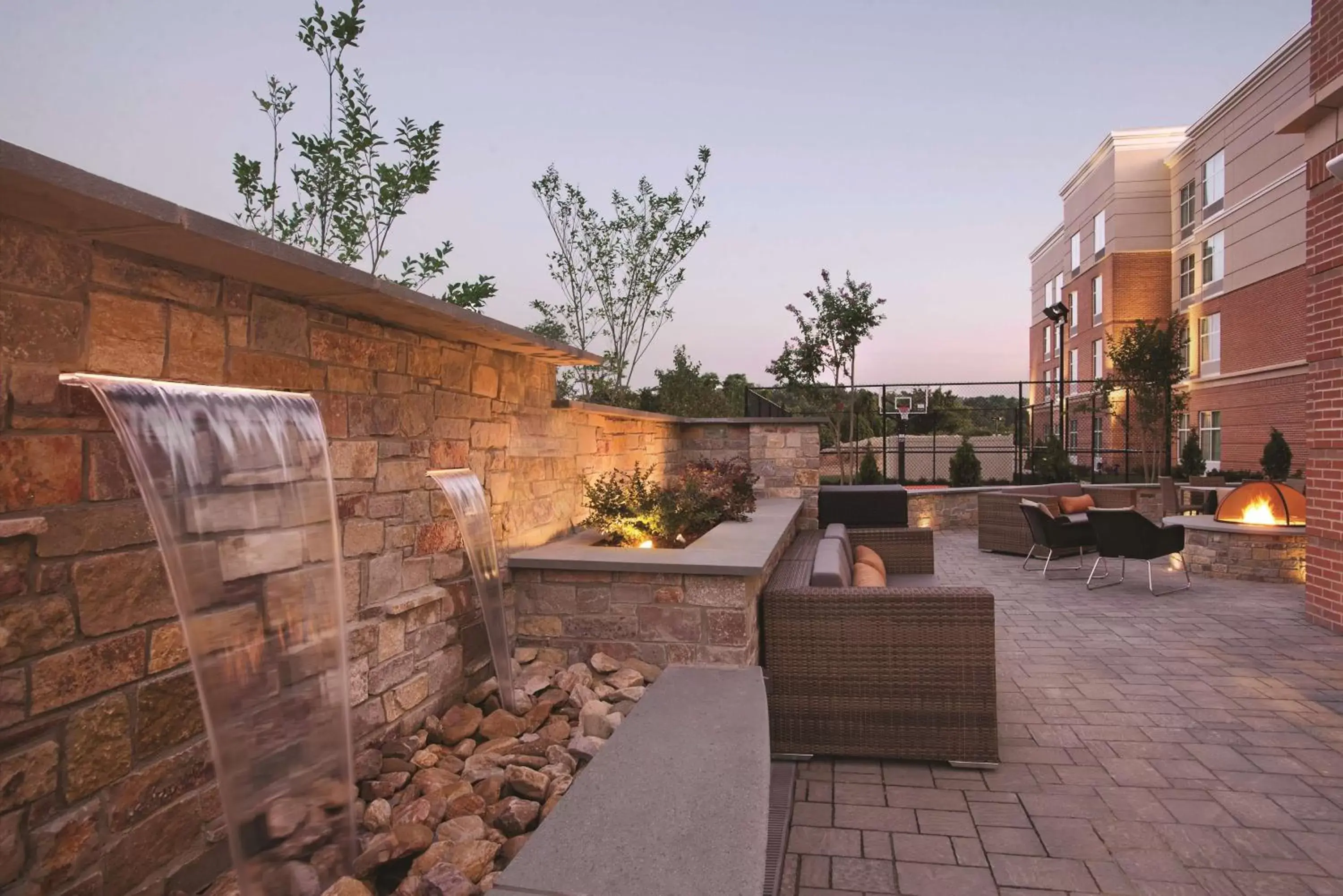 Inner courtyard view, BBQ Facilities in Homewood Suites by Hilton - Charlottesville