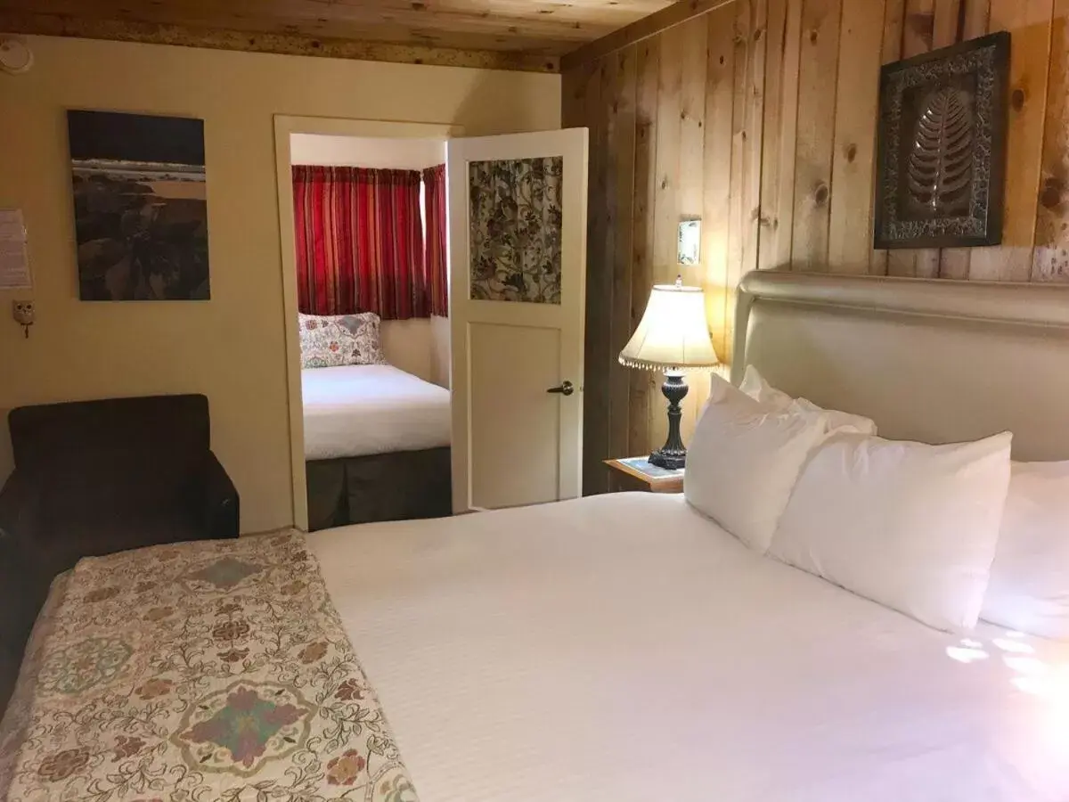 Photo of the whole room, Bed in Fernwood Resort