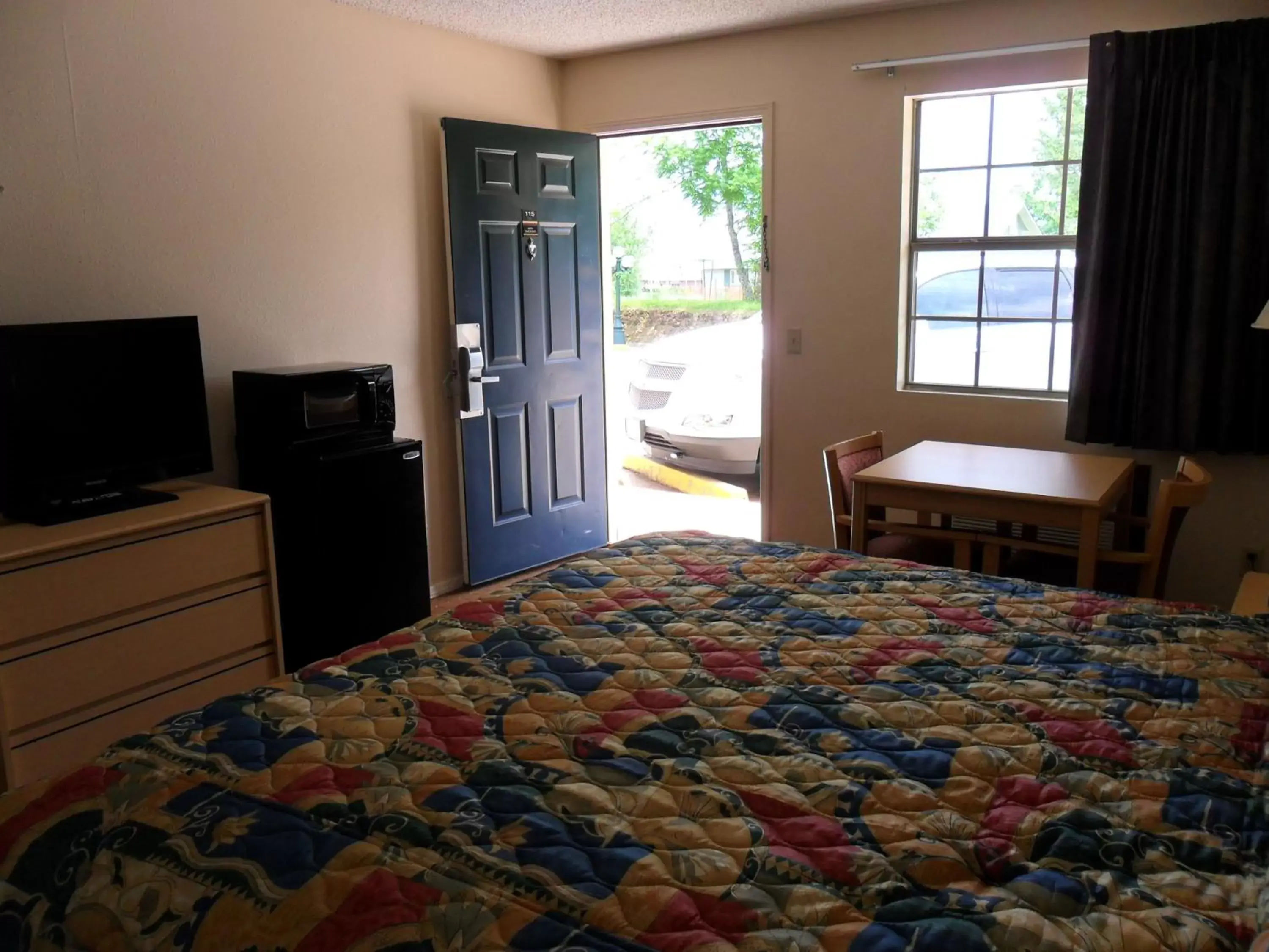 Photo of the whole room, Bed in Regency Inn Eureka Springs