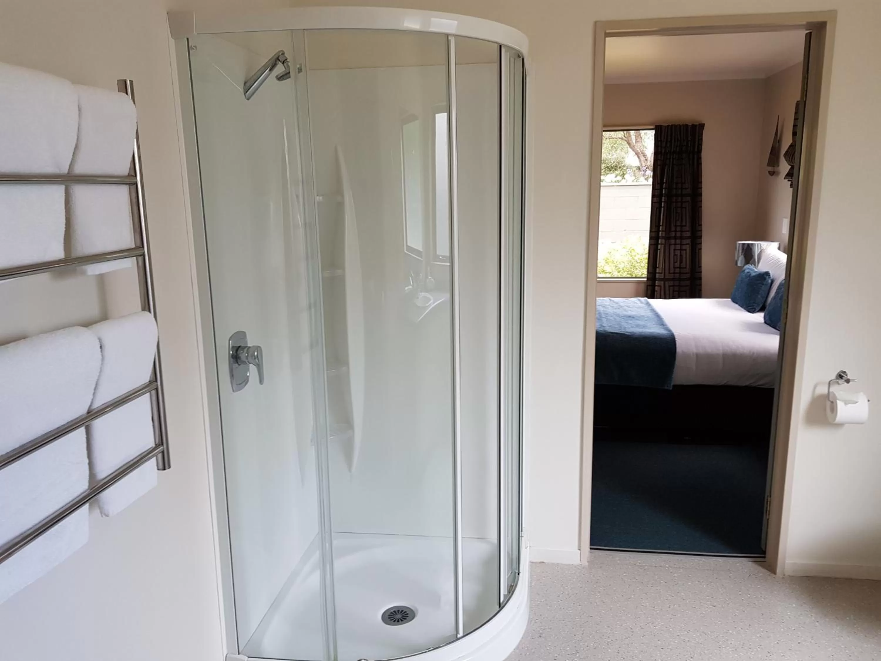 Bathroom, Bed in Portmans Motor Lodge