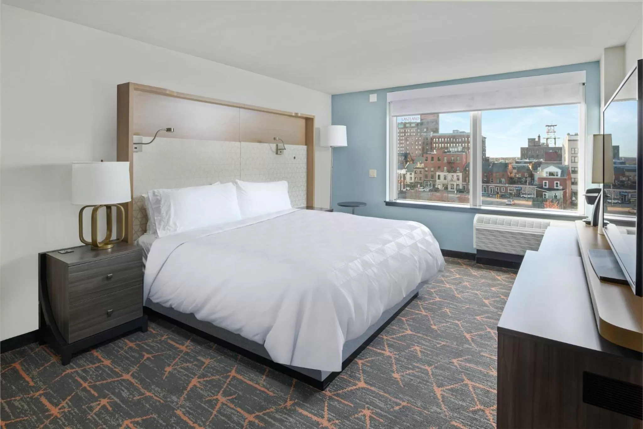 Photo of the whole room, Bed in Holiday Inn Portland-By the Bay by IHG