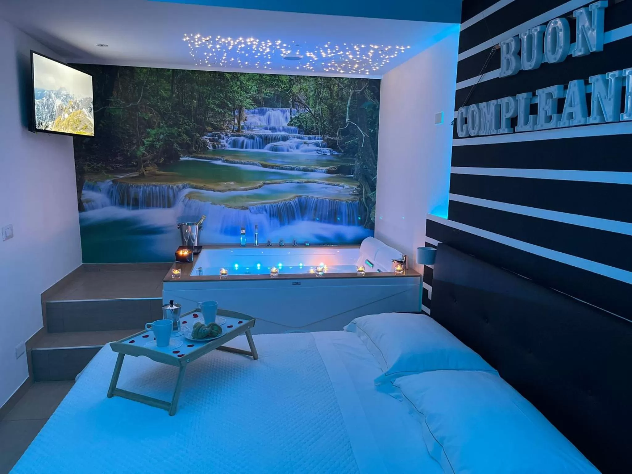 Hot Tub, Bed in Suite Ciclopi Acitrezza