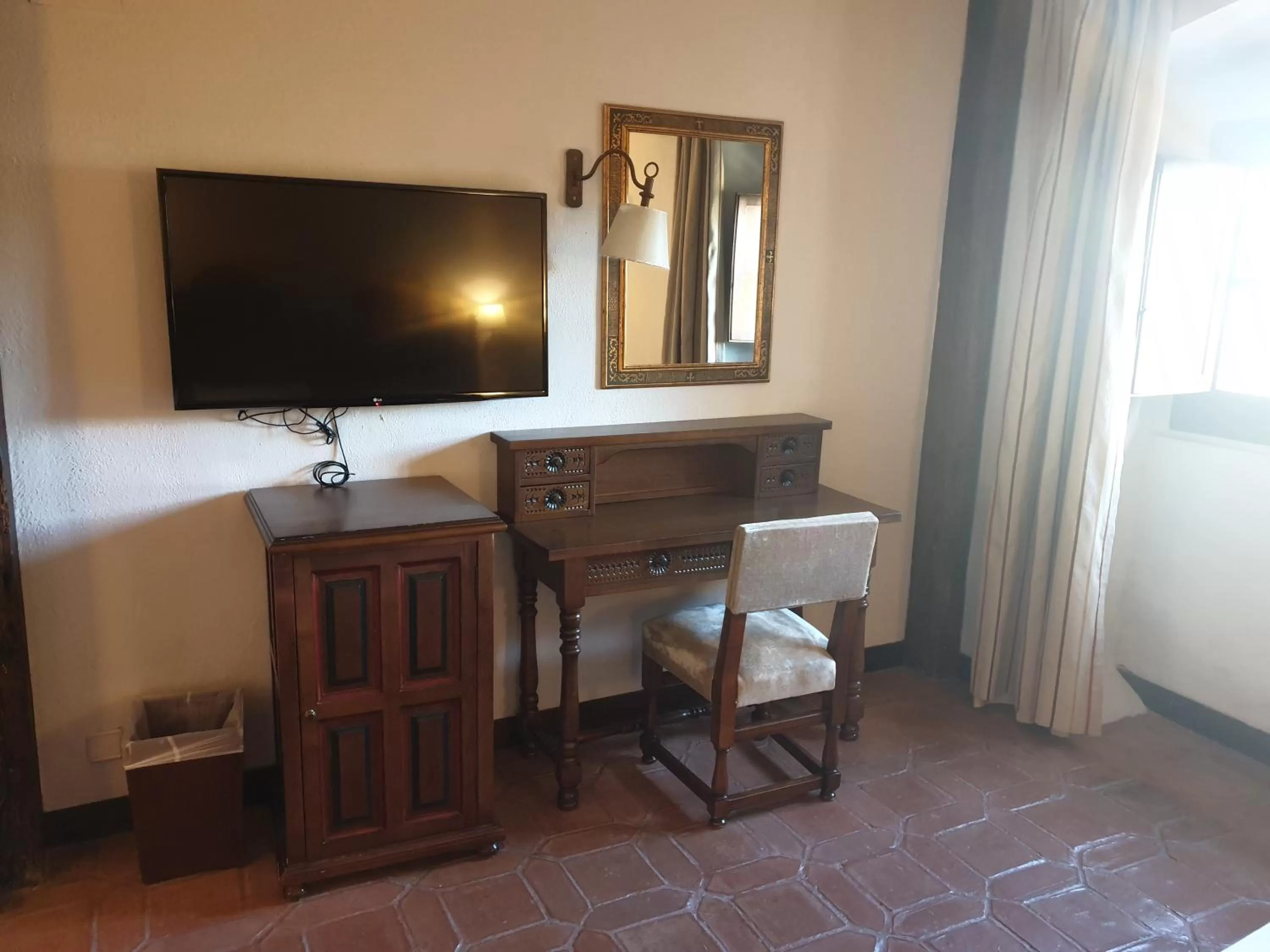 Communal lounge/ TV room in Parador de Plasencia