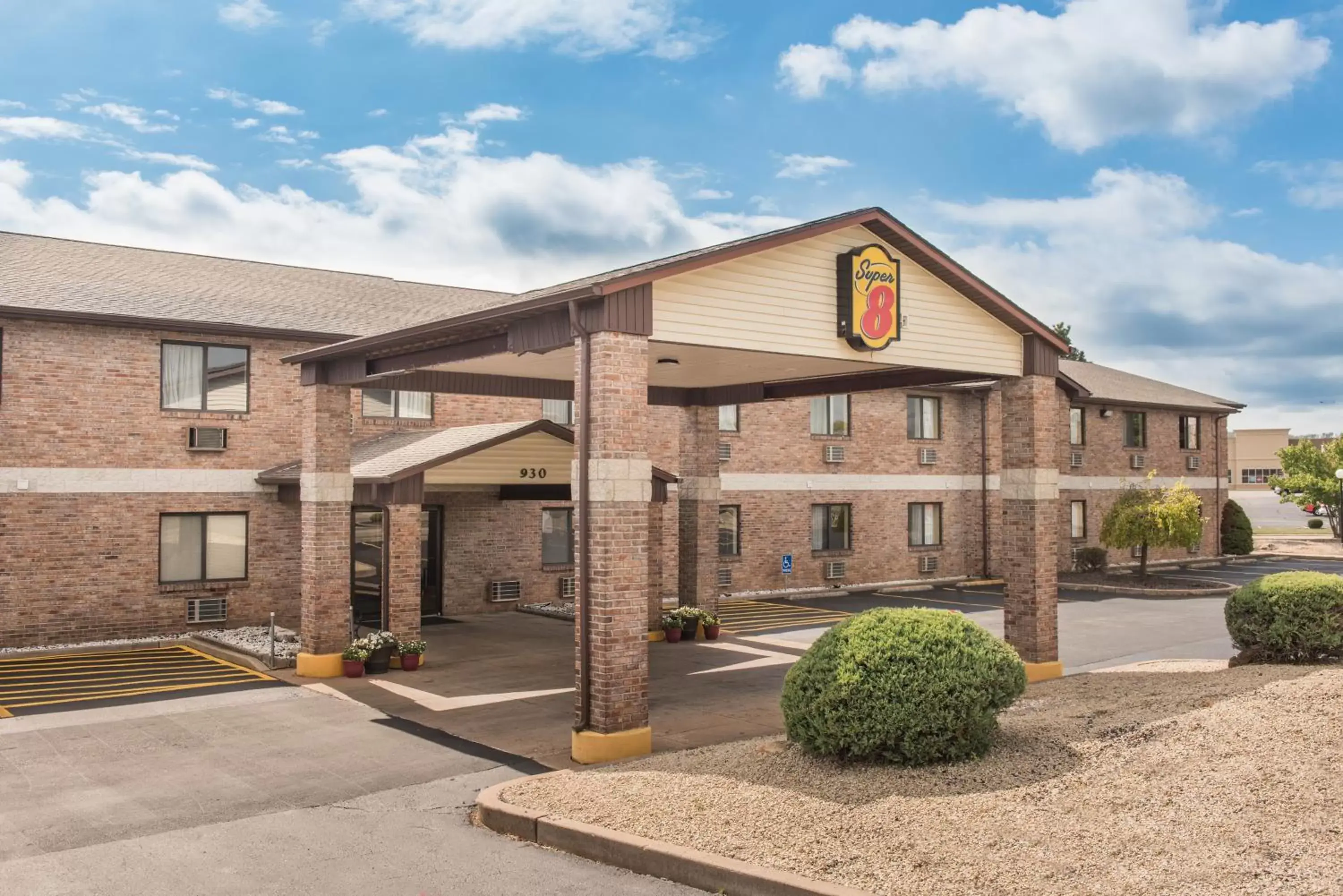 Property building in Super 8 by Wyndham Farmington Property building in Super 8 by Wyndham Farmington