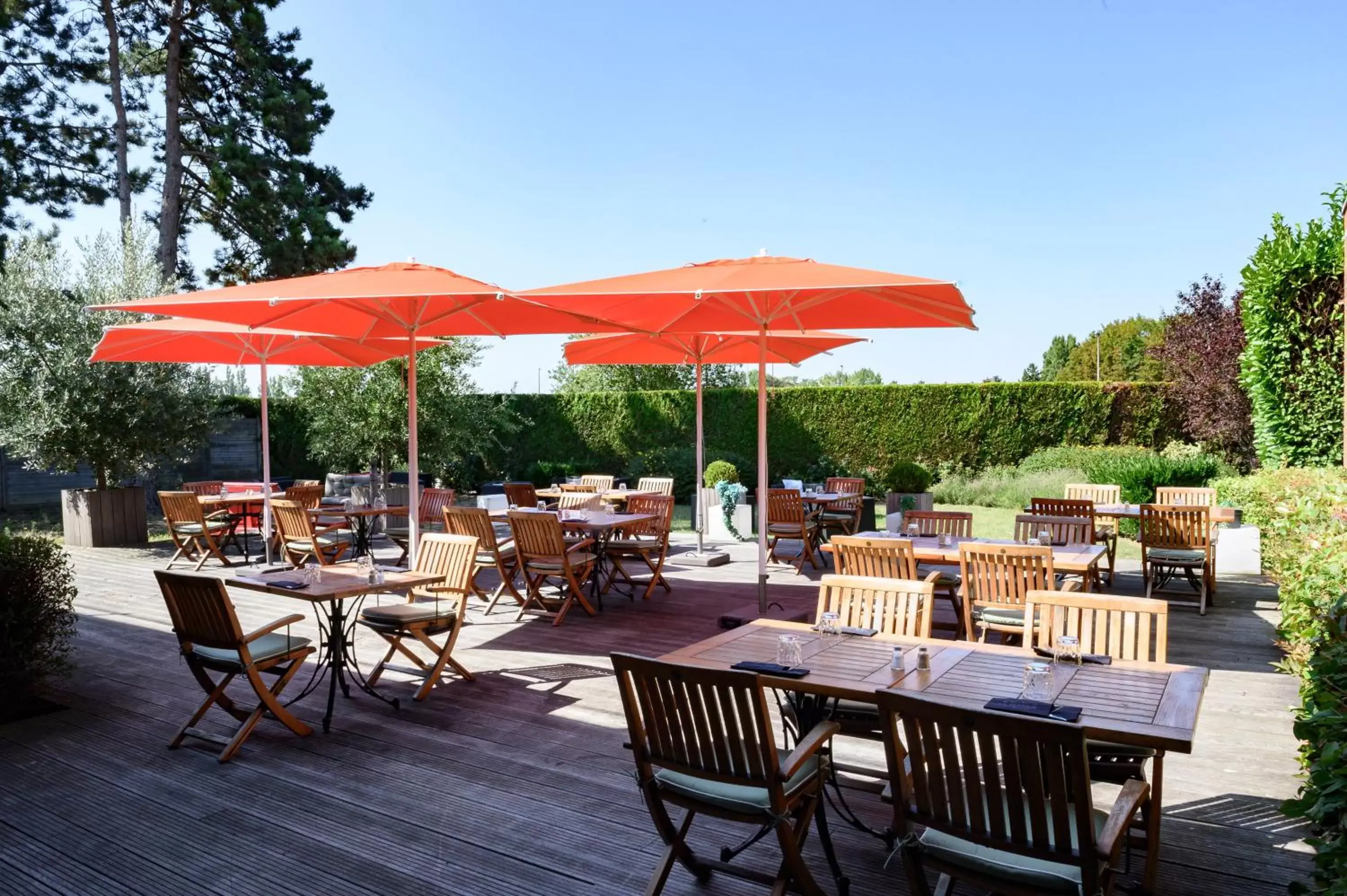 Patio, Restaurant/Places to Eat in Hôtel Mercure Lille Aéroport