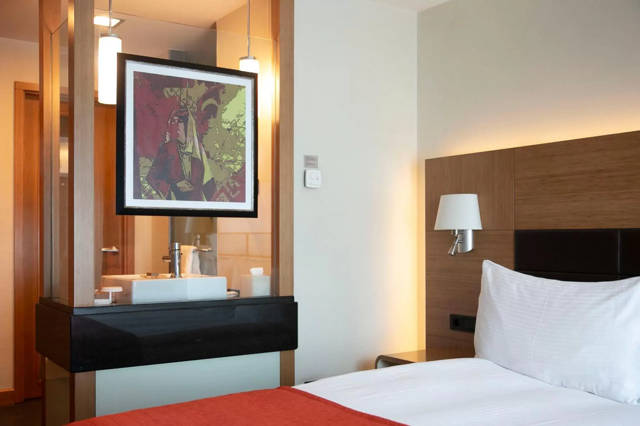 Shower, Bed in Movenpick Hotel Ankara