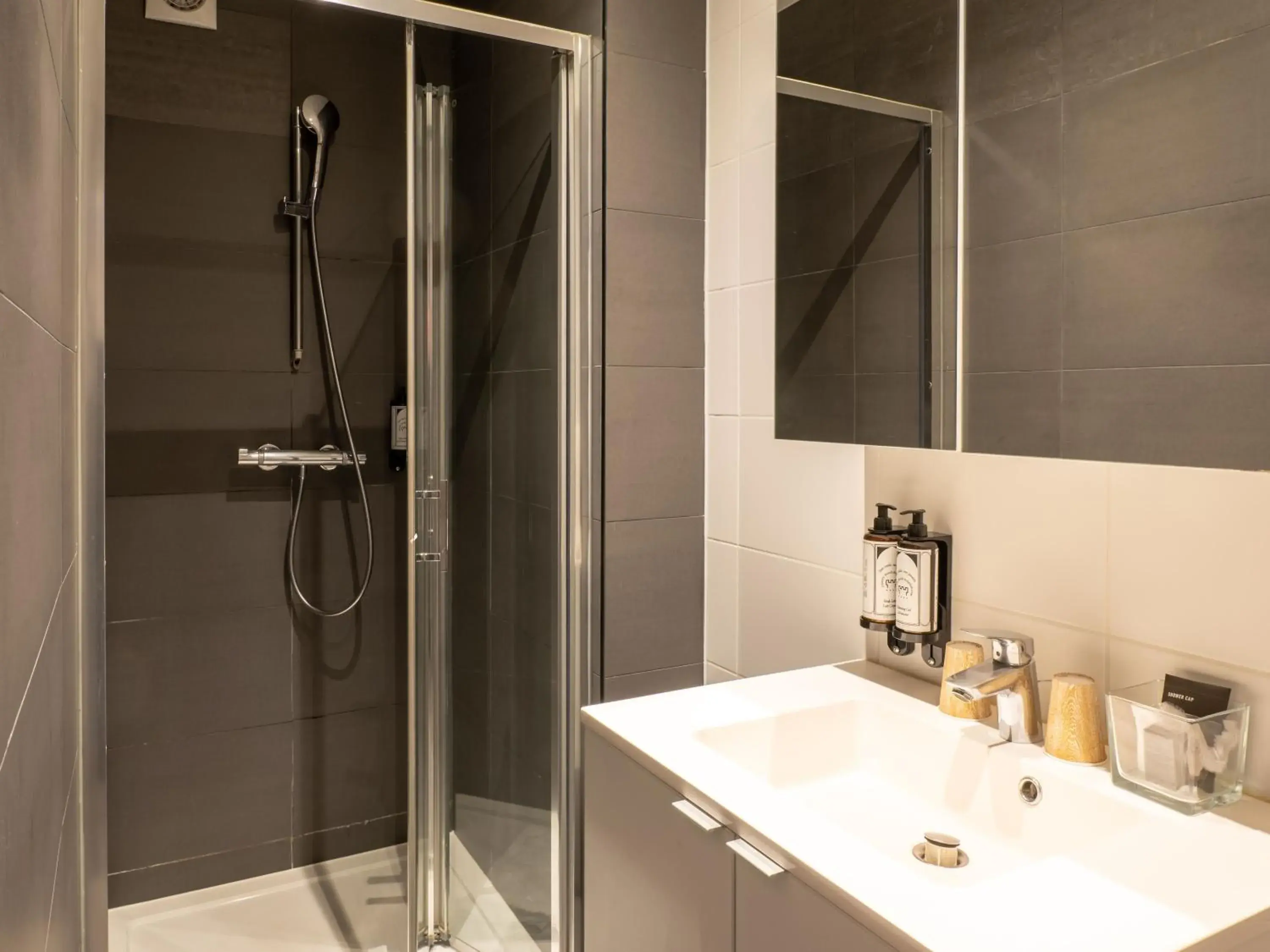 Shower, Bathroom in Hotel Gravensteen