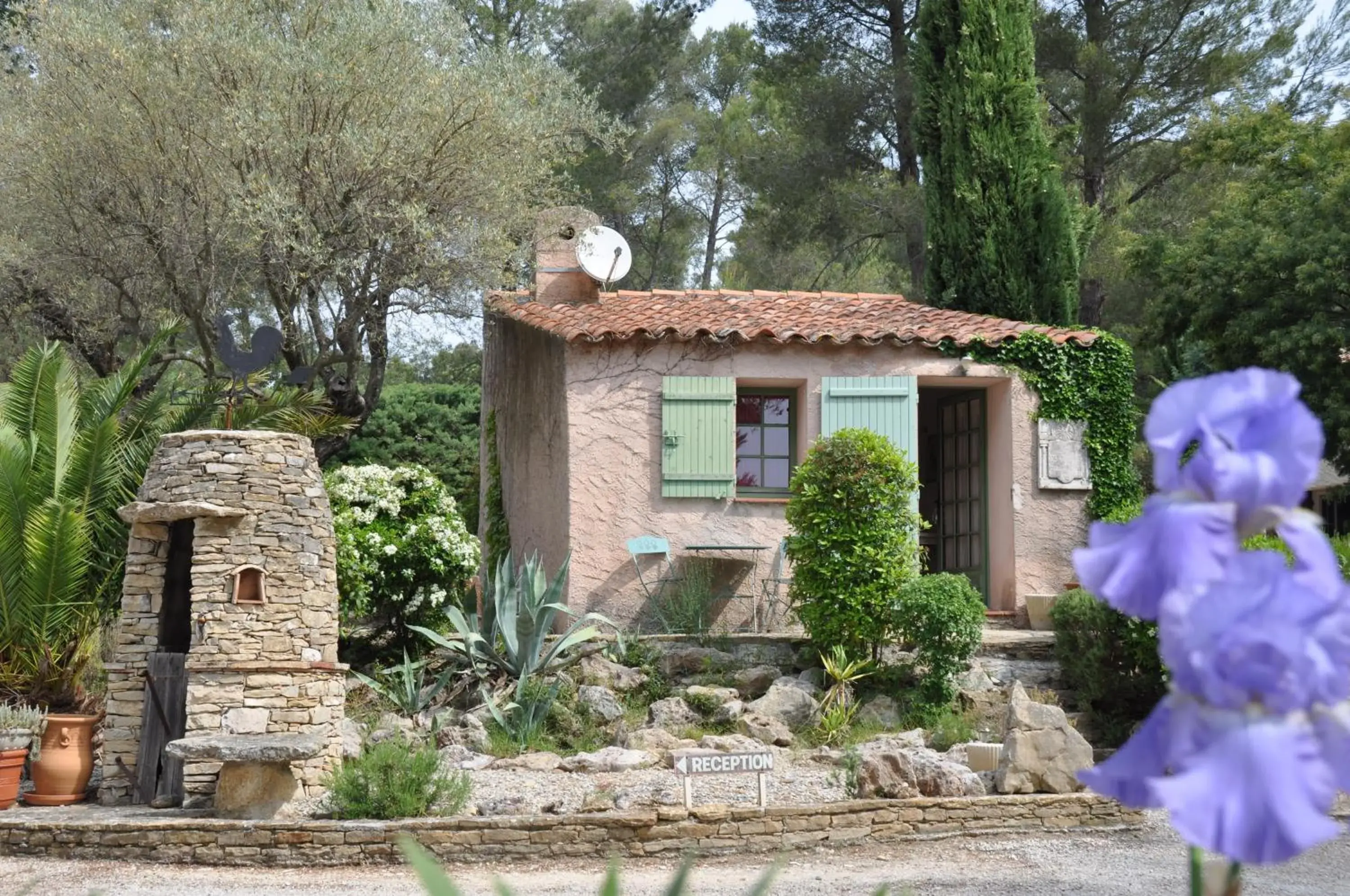 Facade/entrance, Property Building in La Cigalière