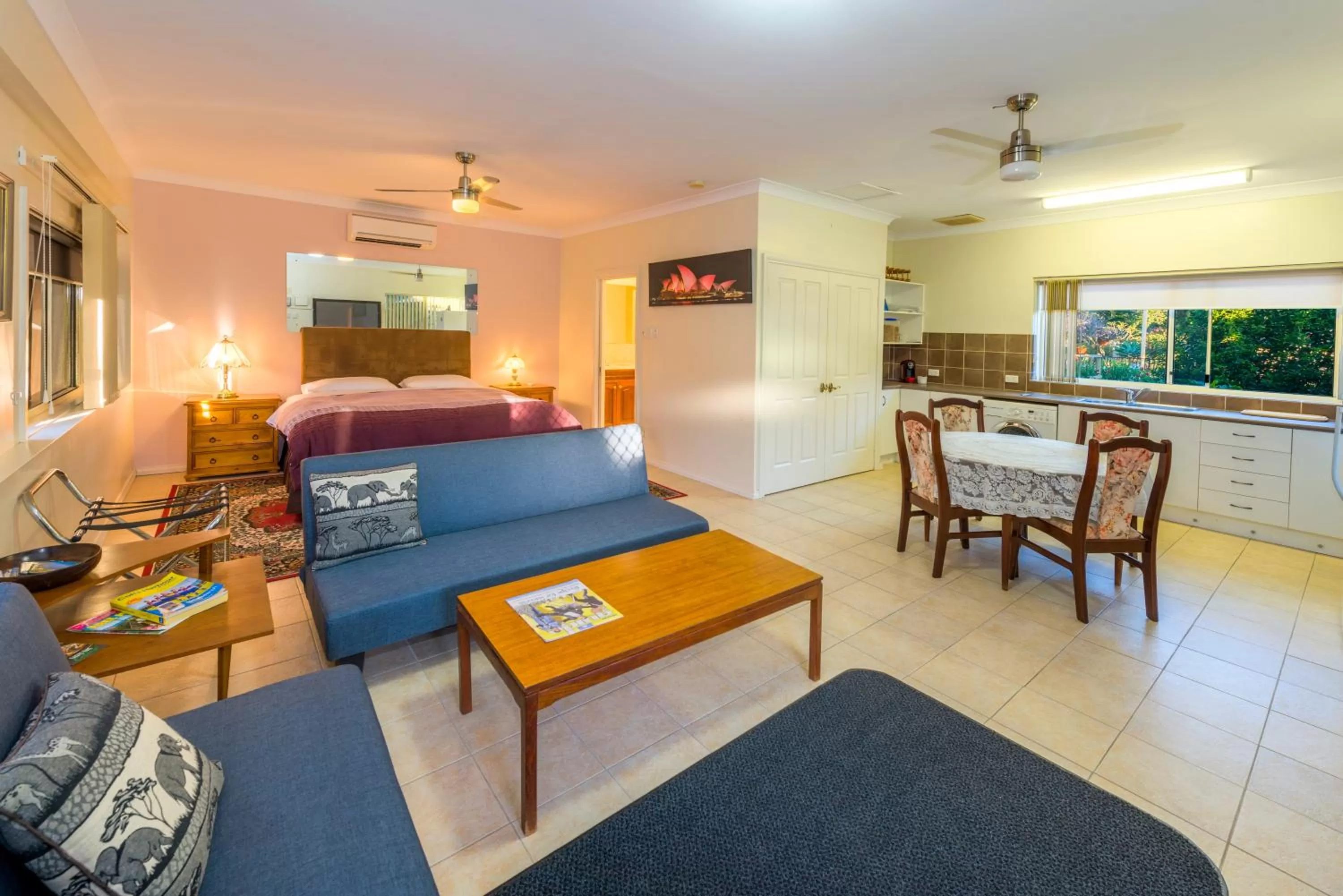 Kitchen or kitchenette, Seating Area in Bon Villas B&B Bonville