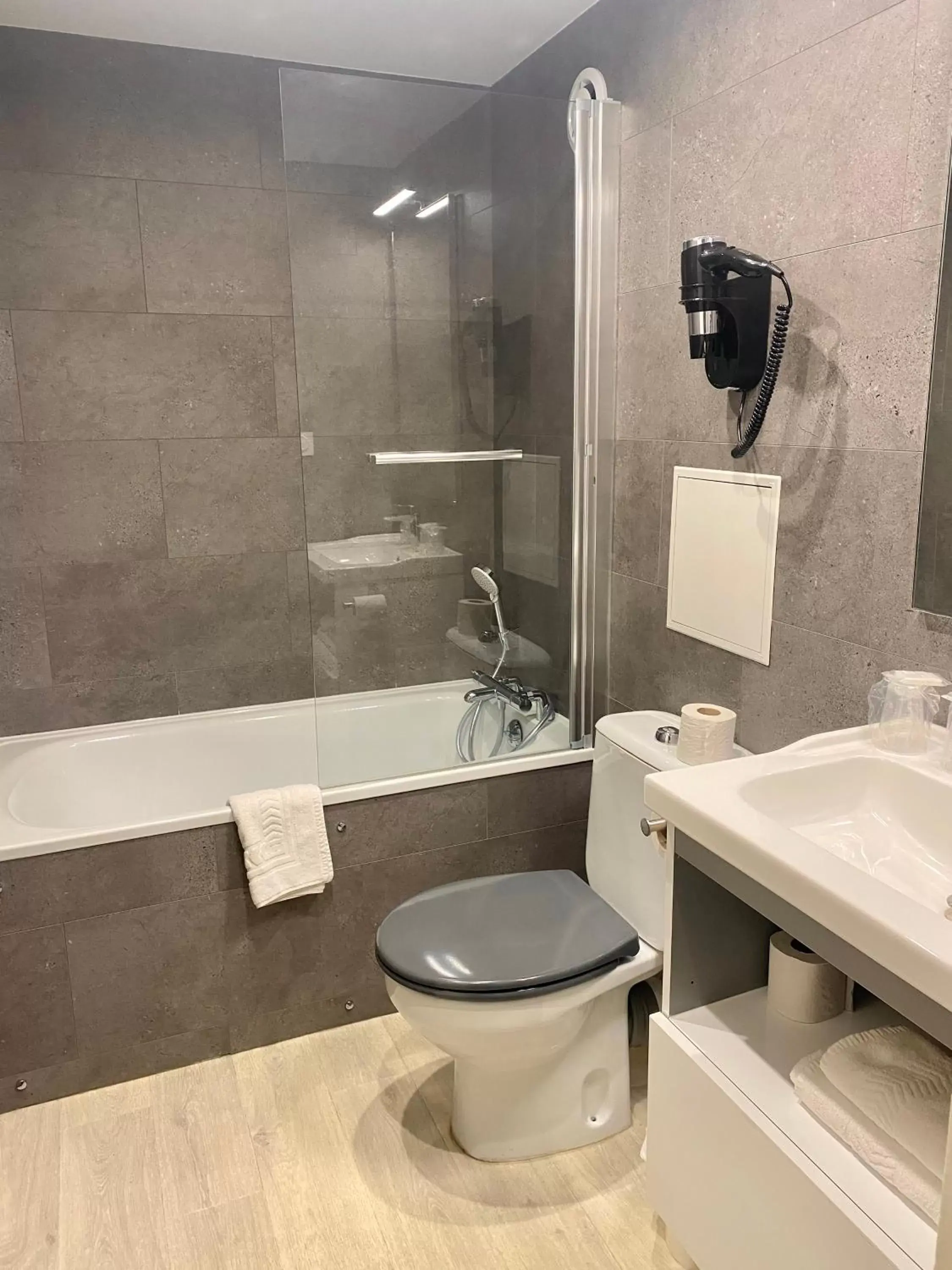 Bathroom in Hotel de Bordeaux