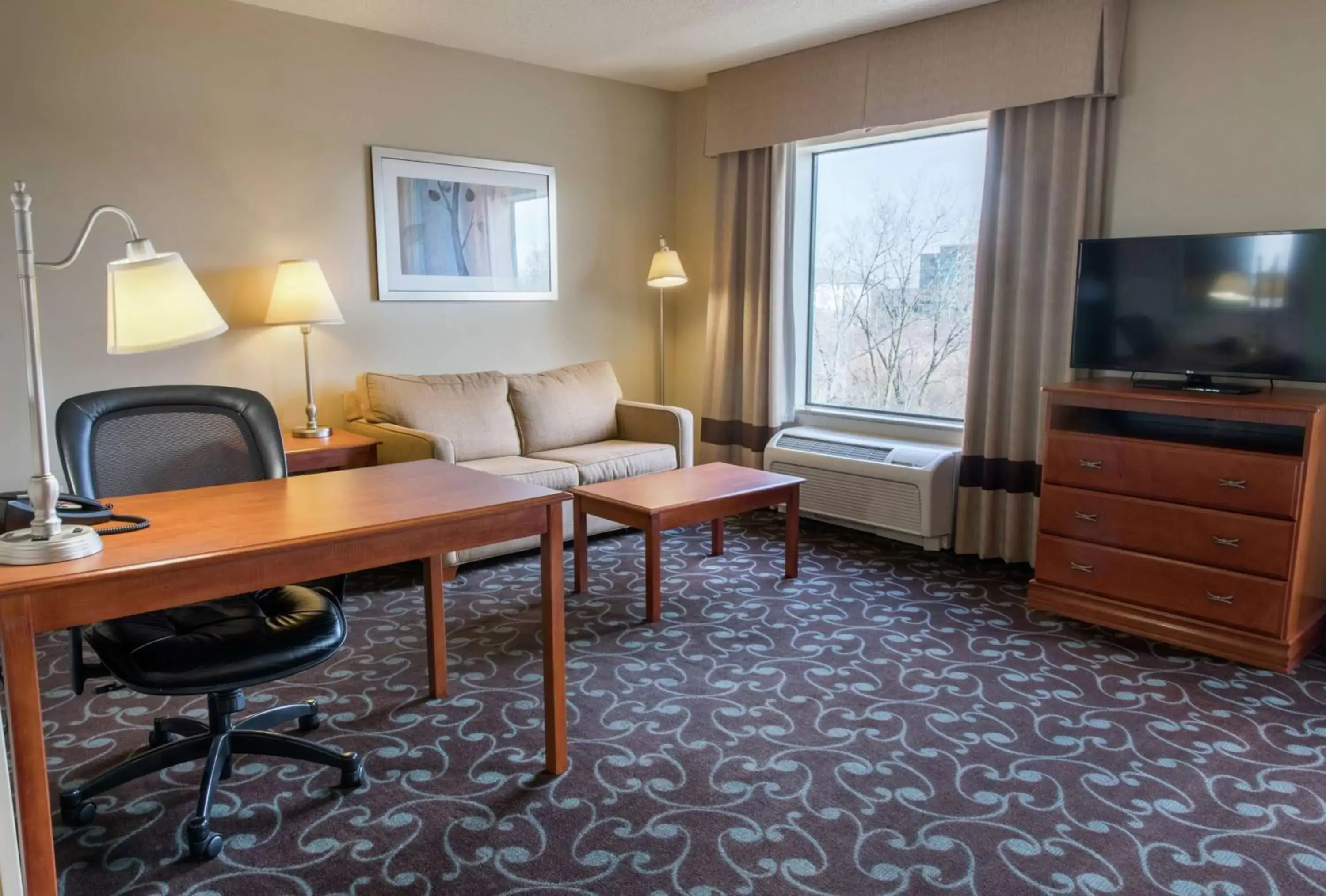 Bedroom, Seating Area in Hampton Inn & Suites Chicago Deer Park