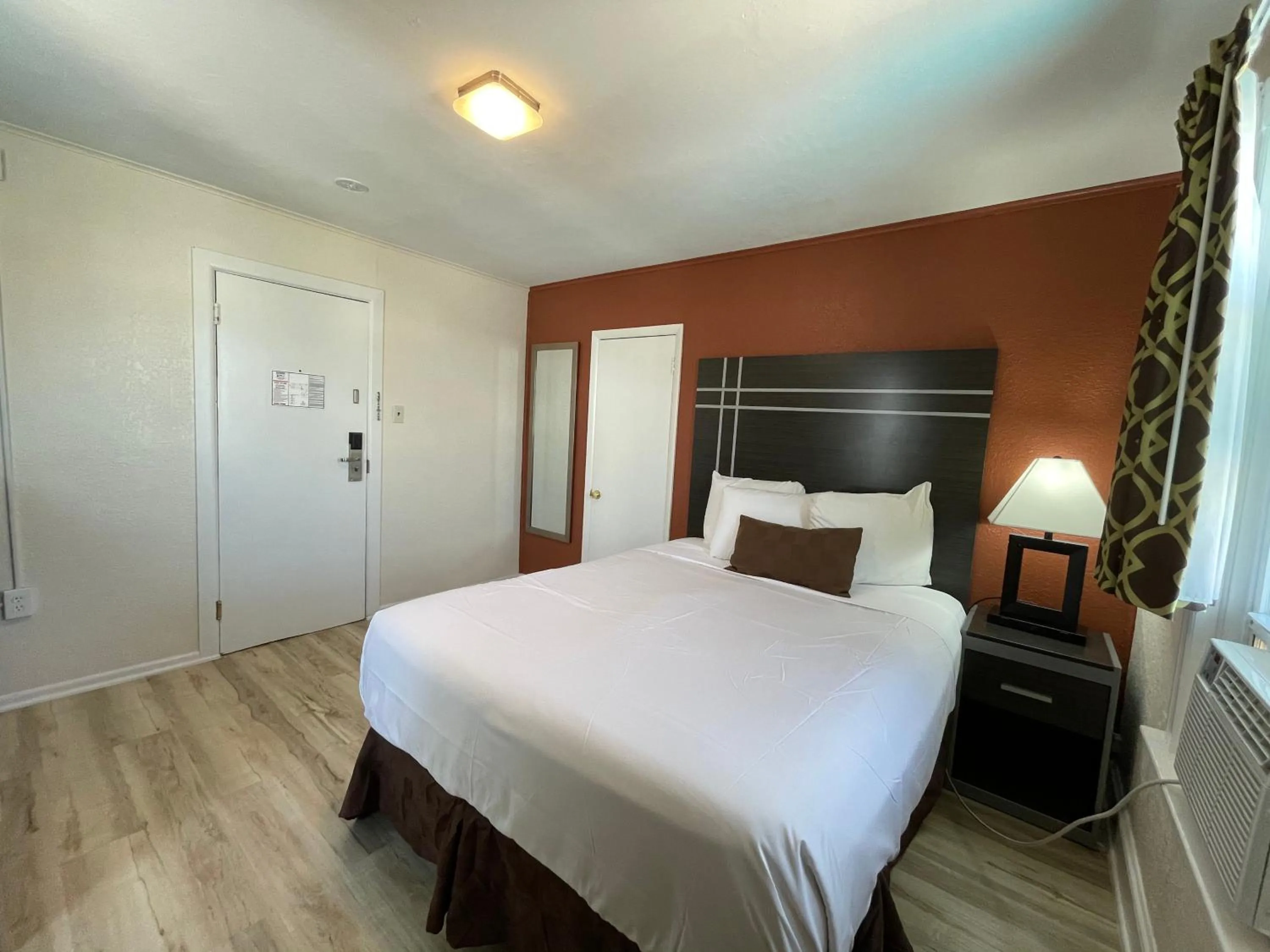 Bed in Wildwood Inn Hotel Beach & Boardwalk