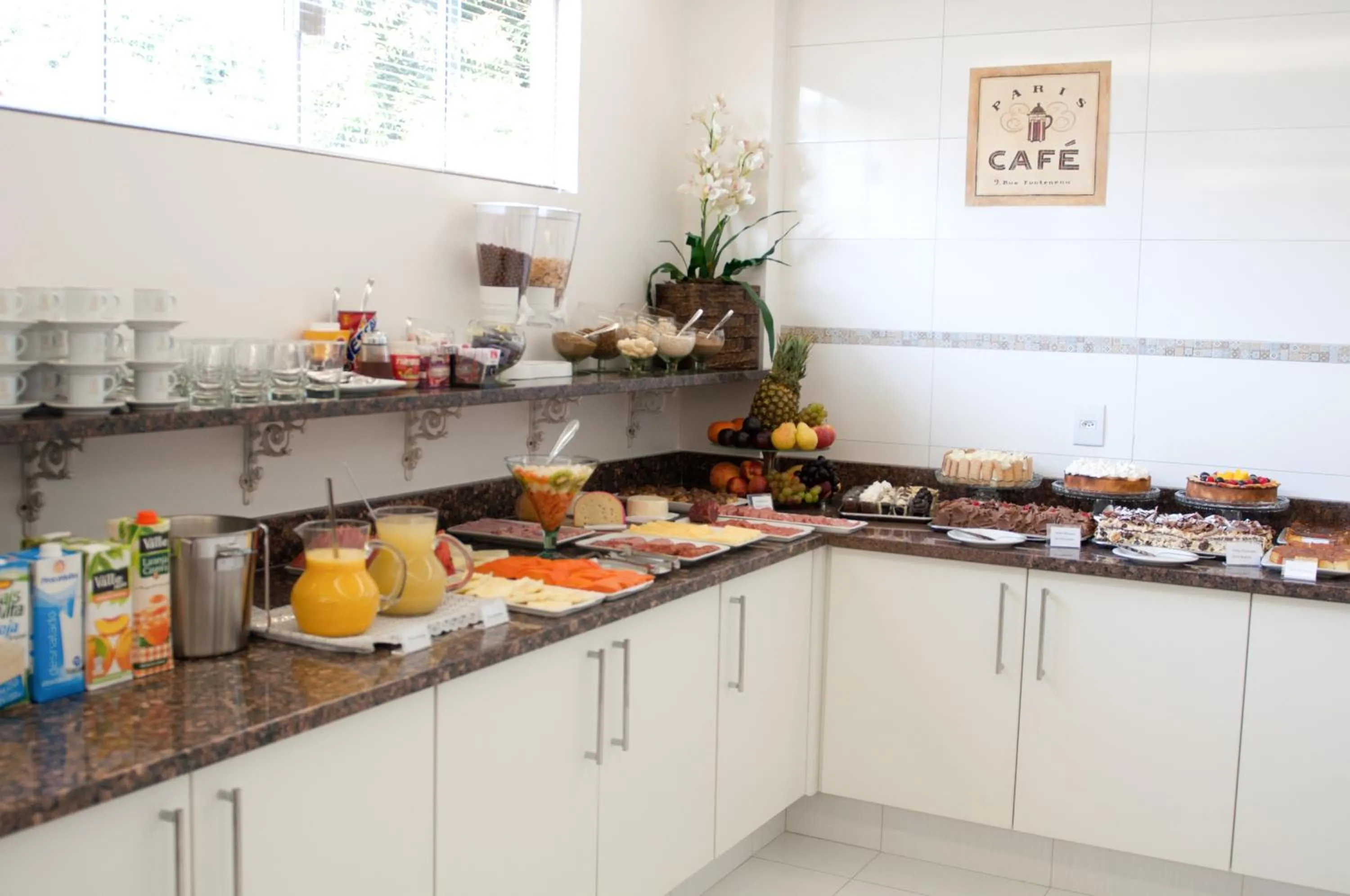 Restaurant/places to eat in Hotel Roari