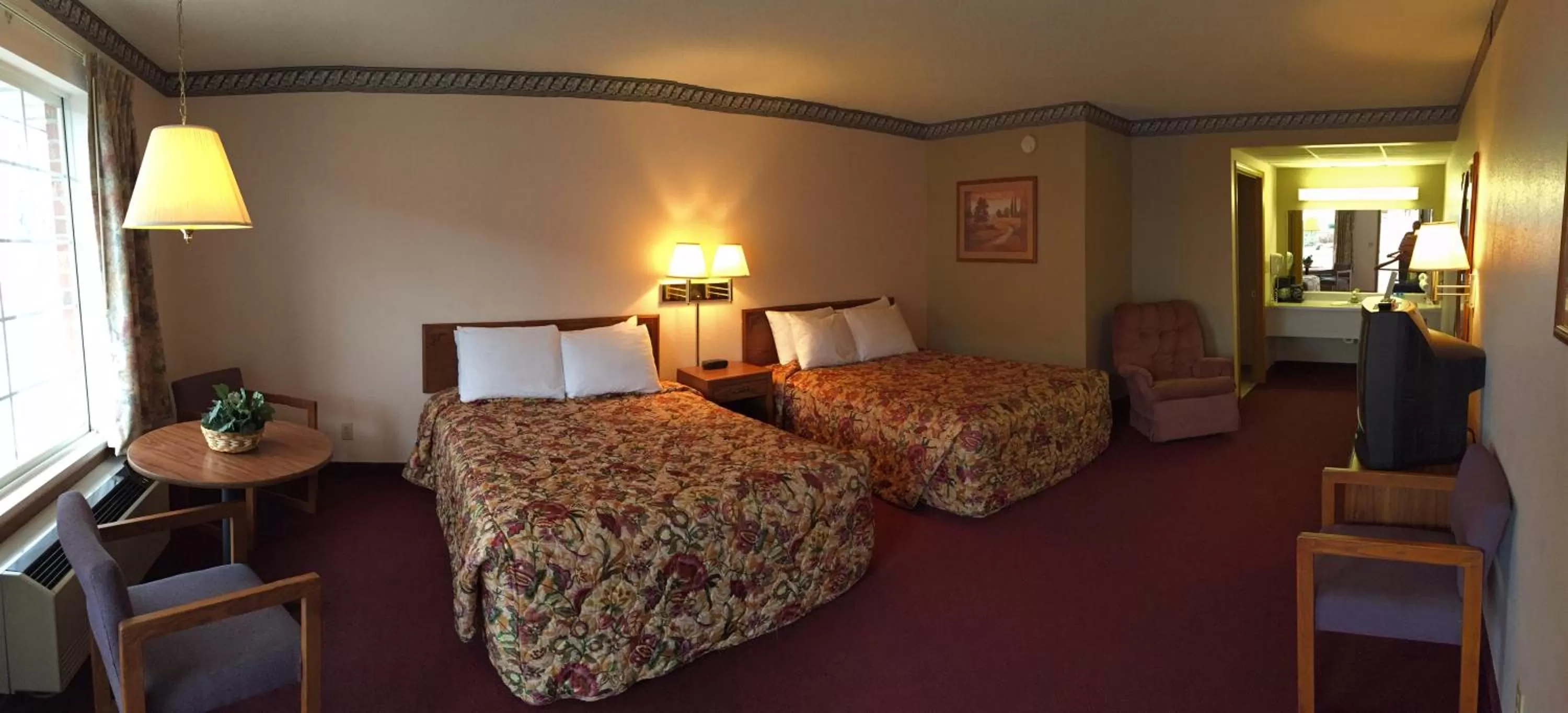 Photo of the whole room, Bed in Twelve Oaks Inn
