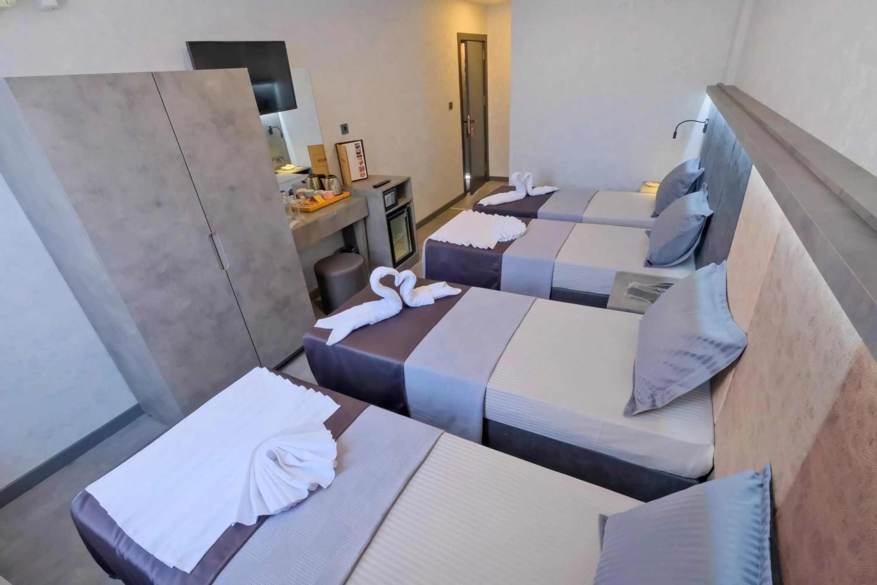 Photo of the whole room, Bed in The Queen Hotel