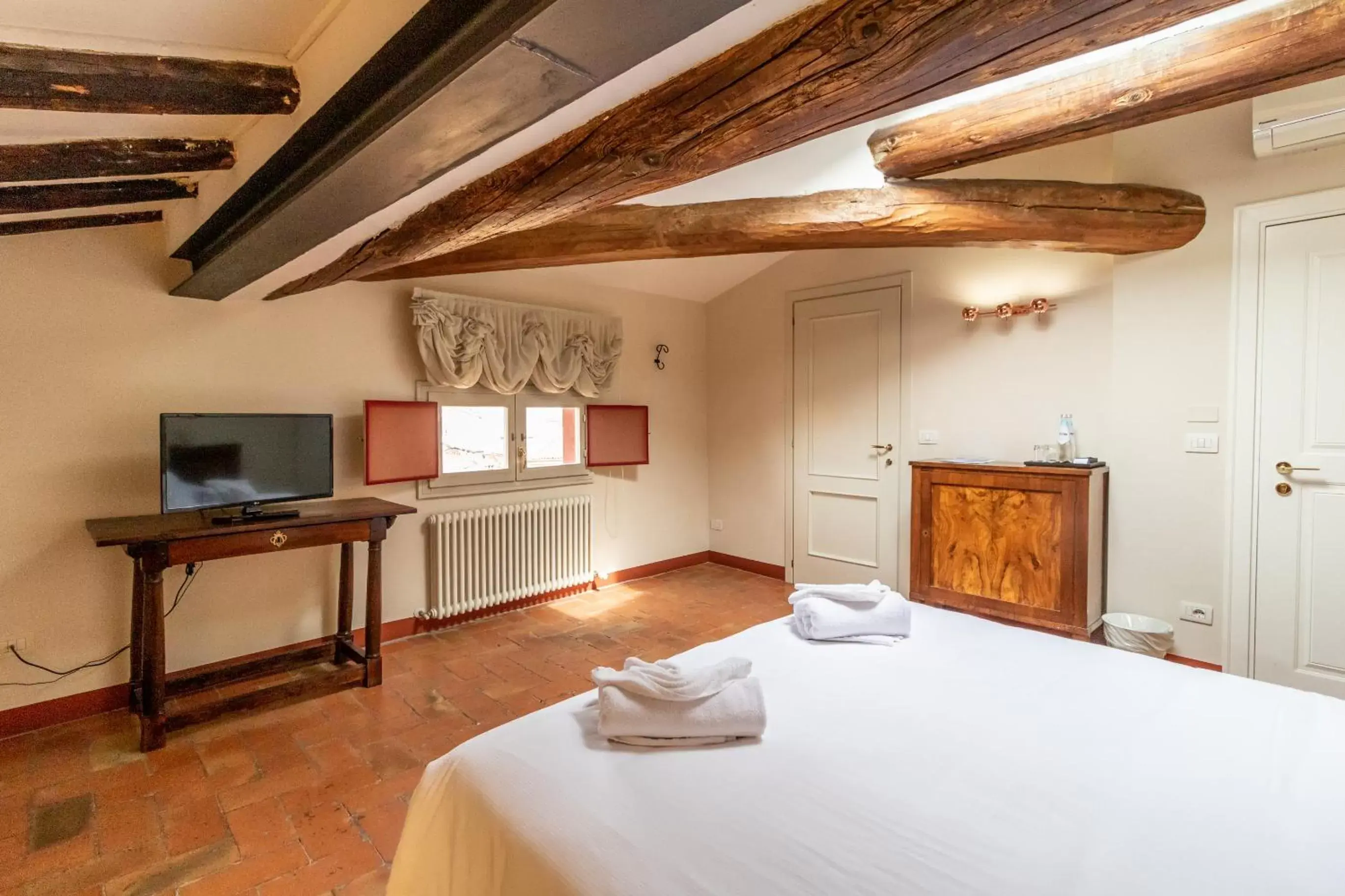 Bedroom, TV/Entertainment Center in Casa Isolani - Santo Stefano