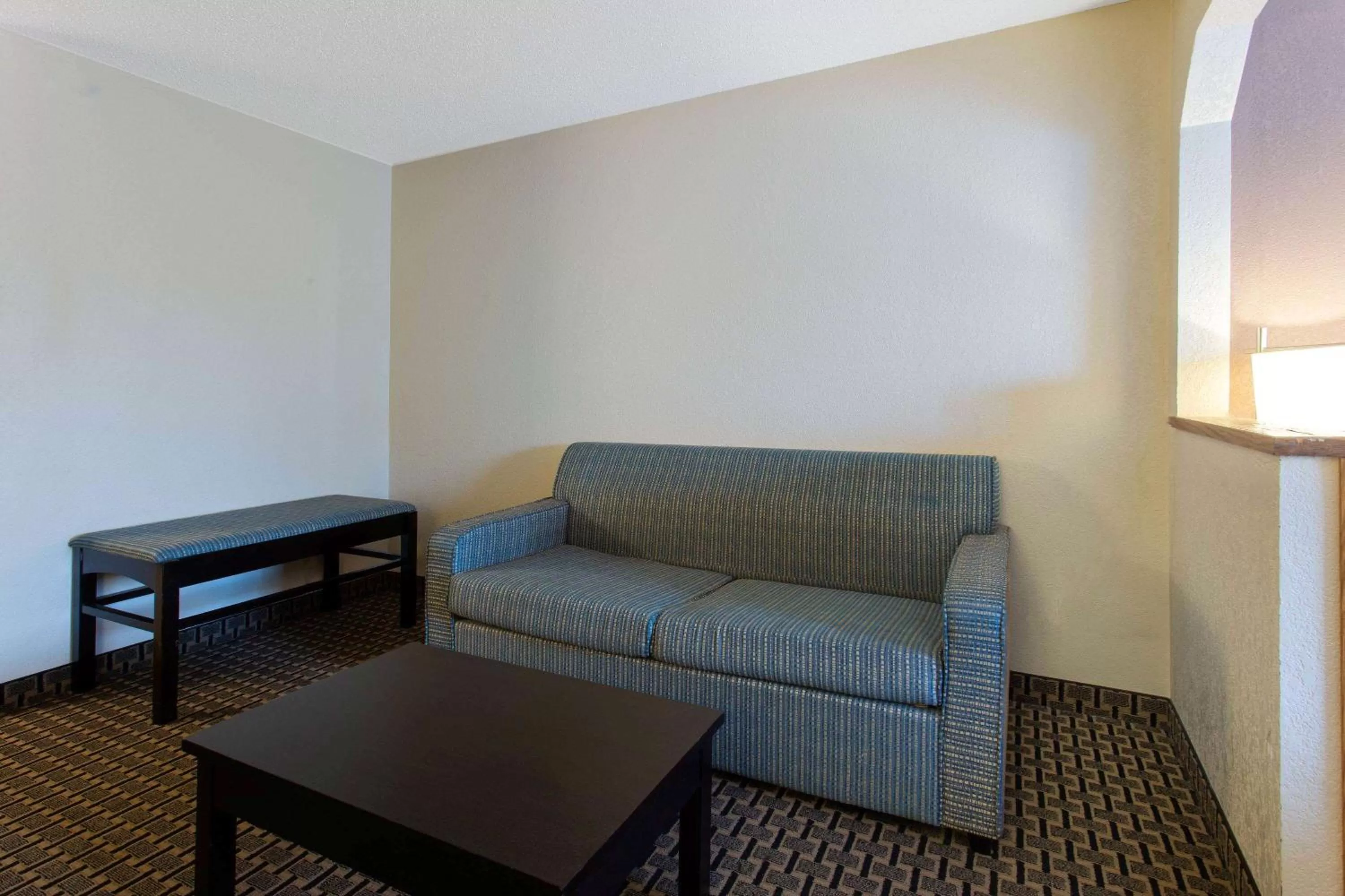 Living room in Ramada by Wyndham Glendale Heights/Lombard
