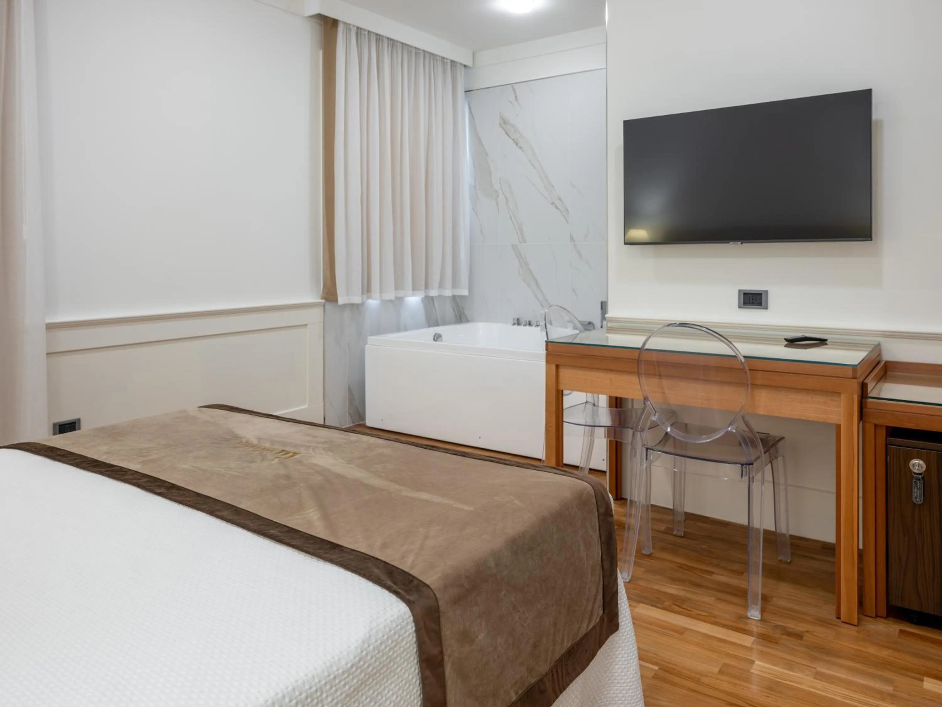 Photo of the whole room, Bed in Mirabella Hotel