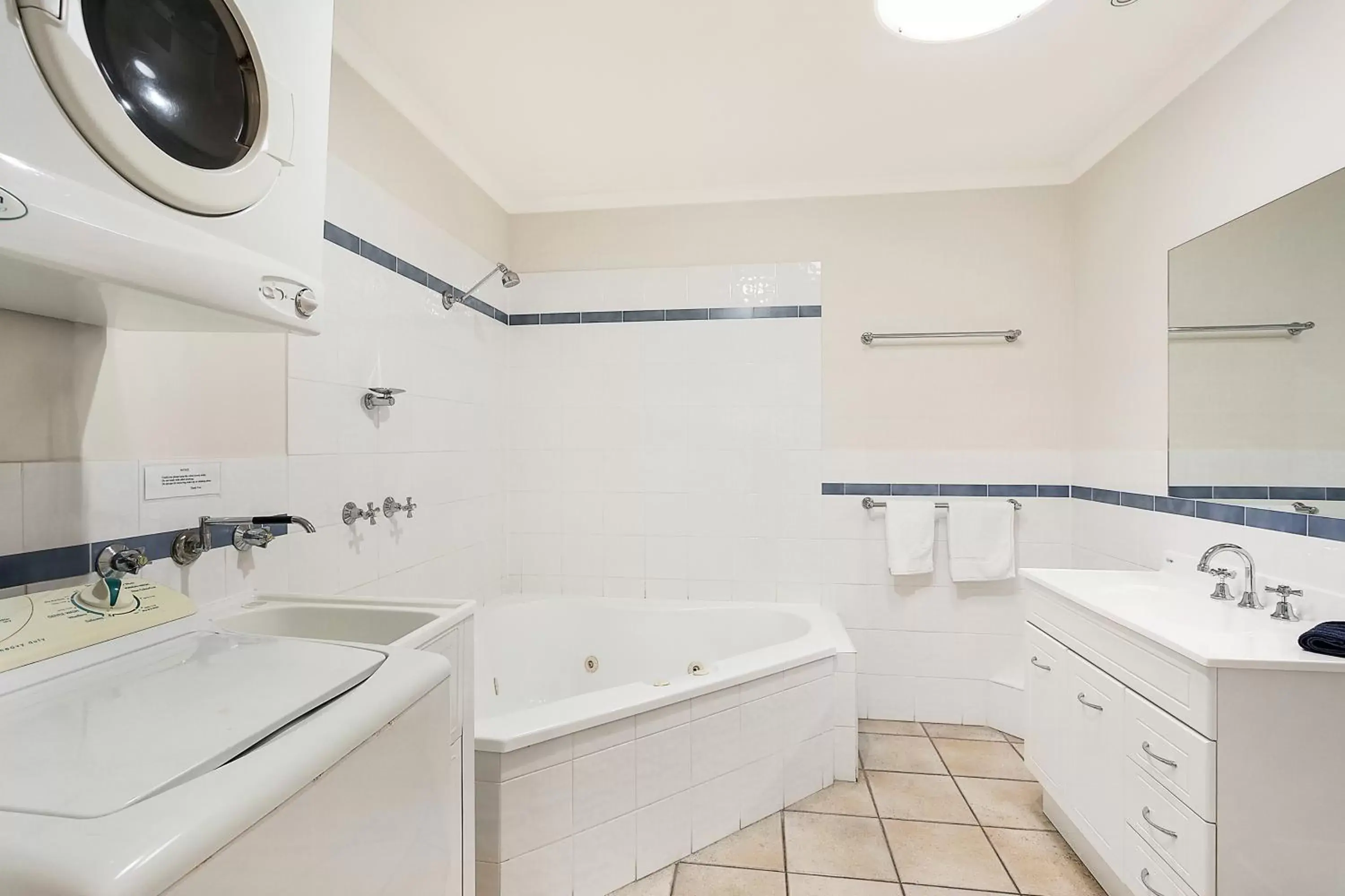 Hot Tub, Bathroom in Sails Luxury Apartments Merimbula