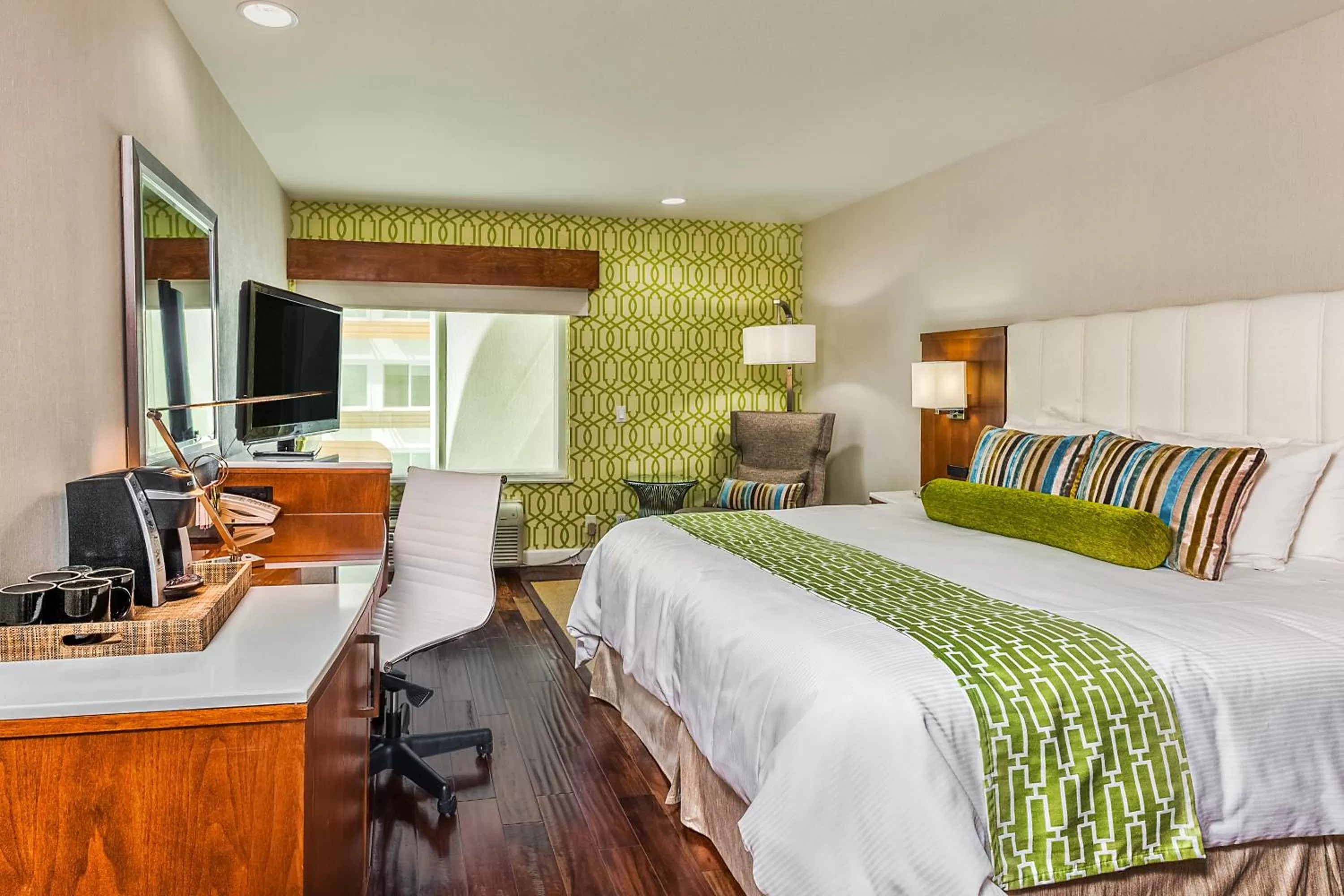 Photo of the whole room, Bed in Hotel Indigo Anaheim by IHG