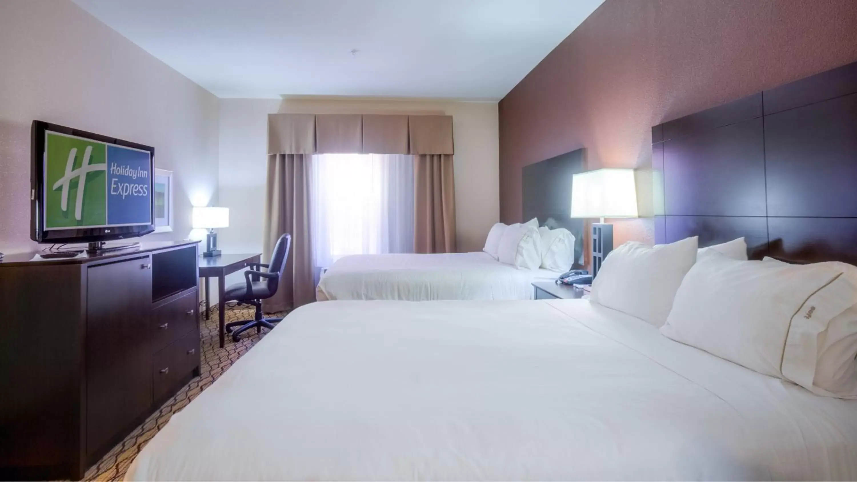 Photo of the whole room, Bed in Holiday Inn Express Hotel and Suites Elk City, an IHG Hotel