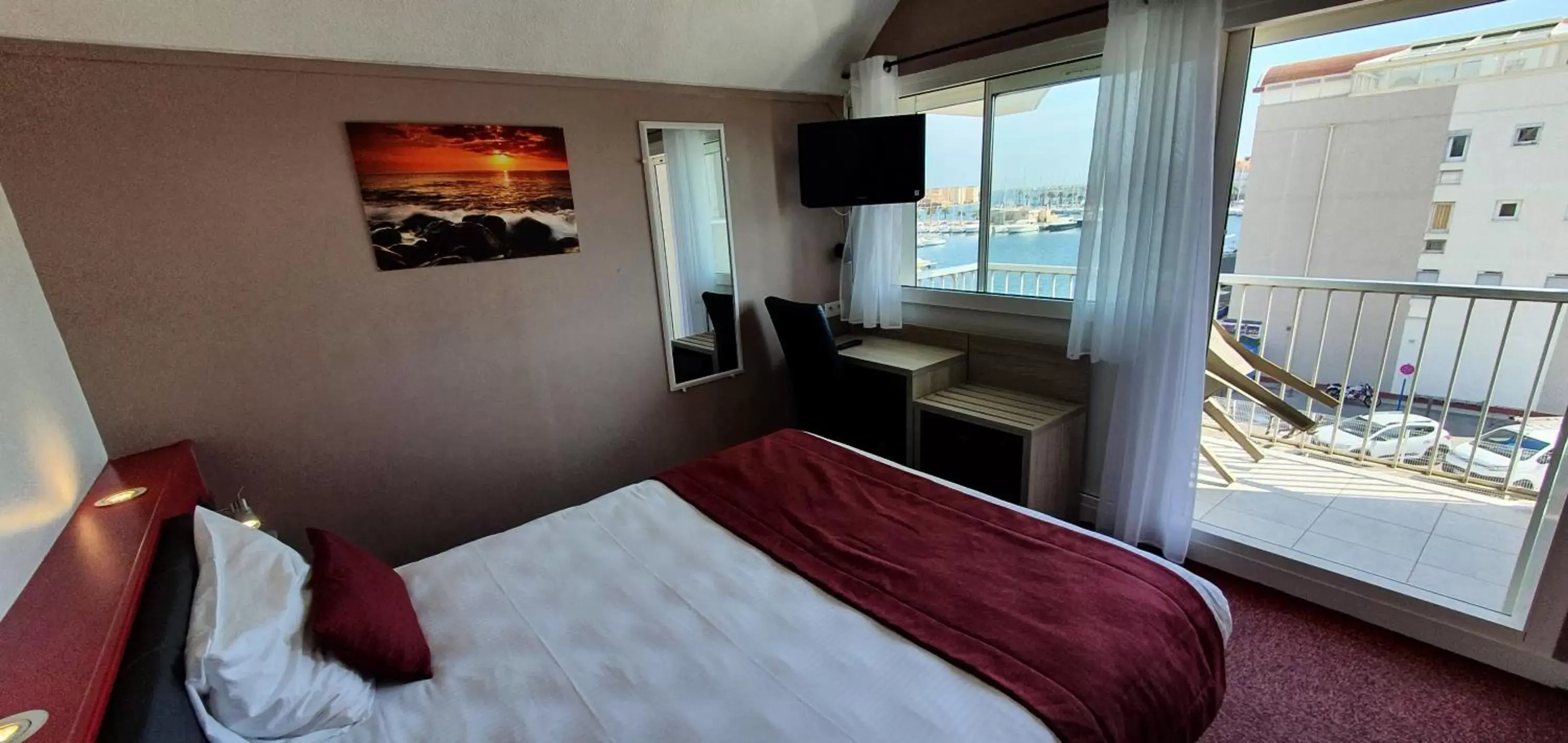 Bedroom, Bed in Hôtel Port Beach