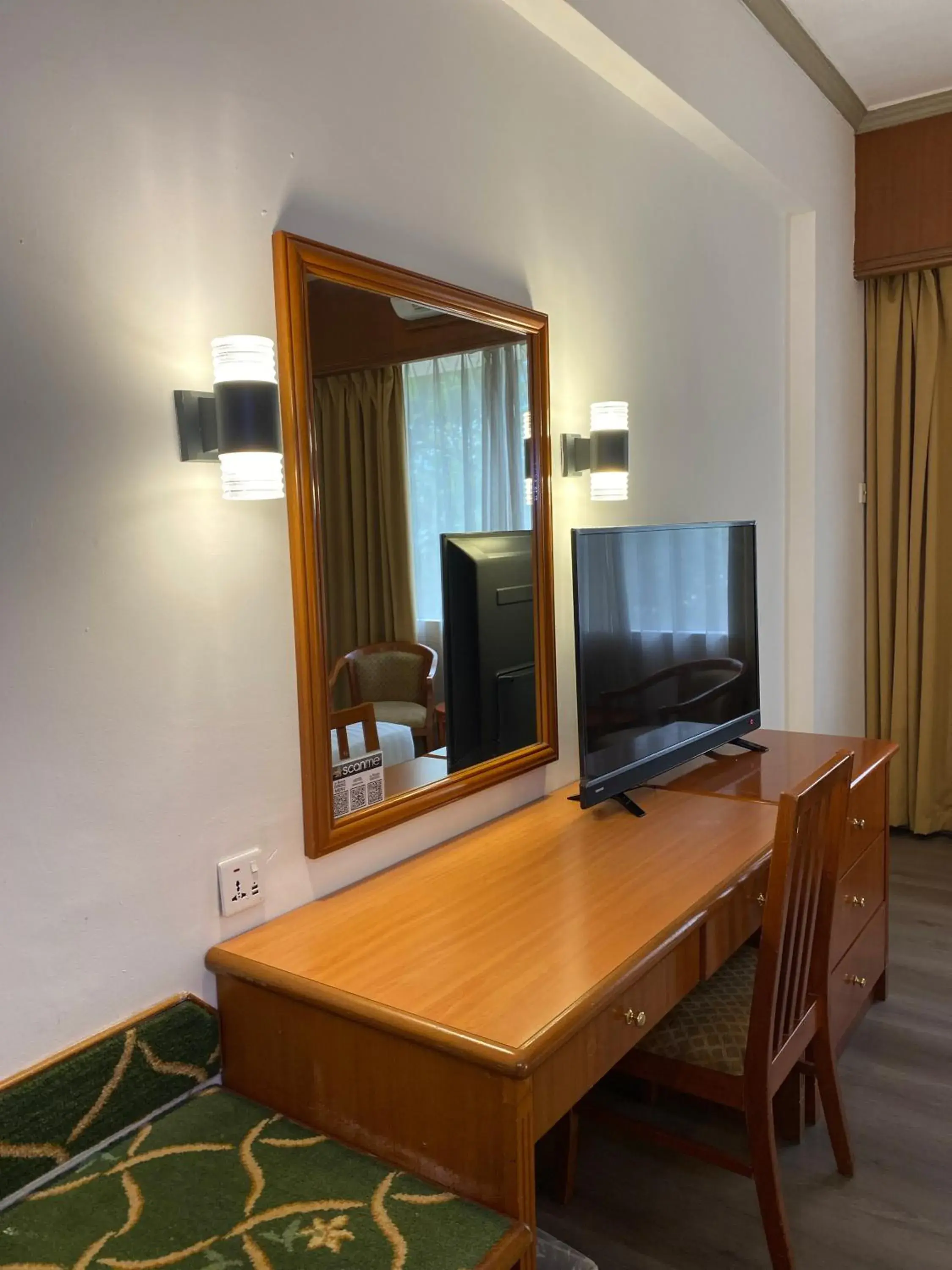 Communal lounge/ TV room, TV/Entertainment Center in Hotel Sandakan