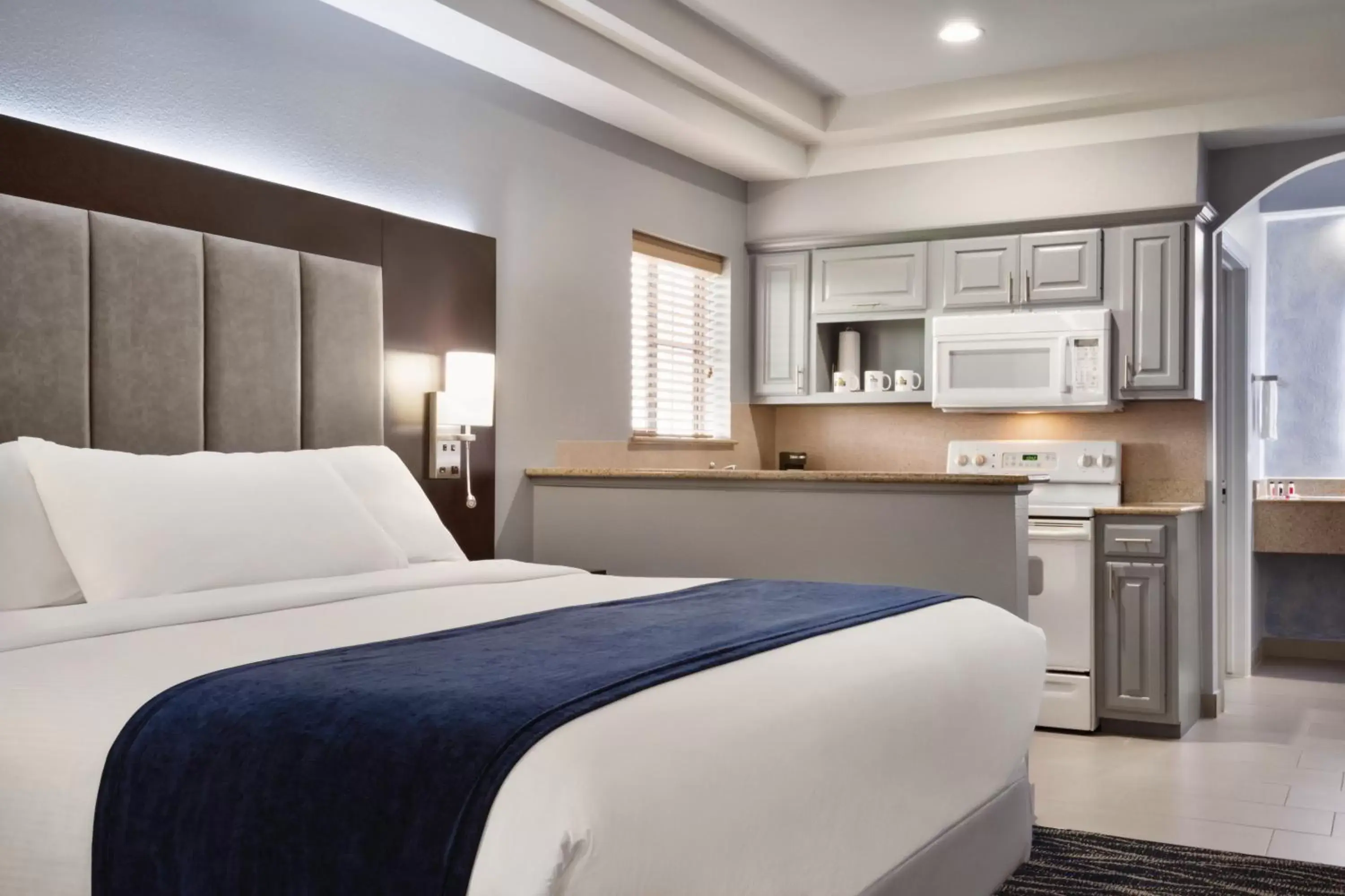 Kitchen or kitchenette, Bed in Days Inn & Suites by Wyndham Houston Hobby Airport
