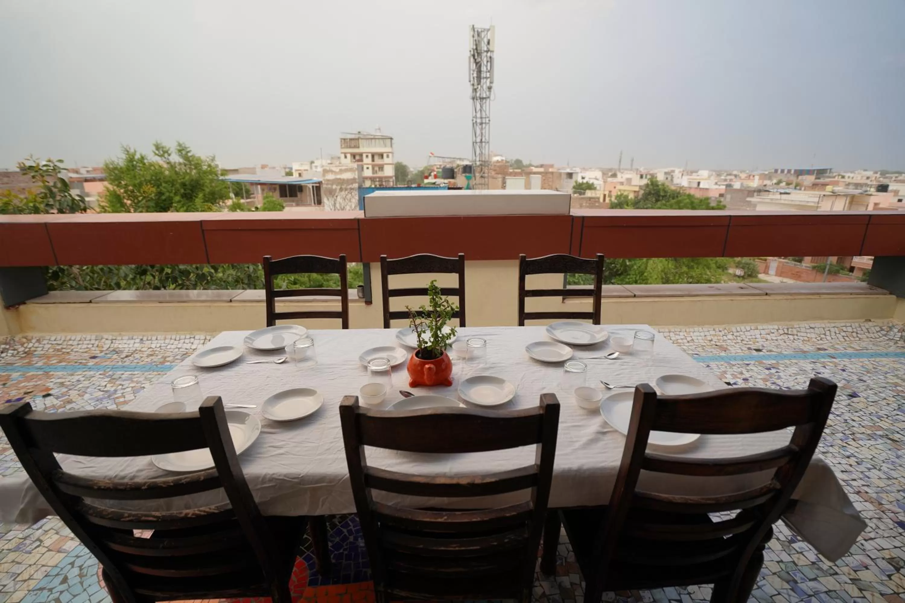 Restaurant/places to eat in Hotel Silver Cloud