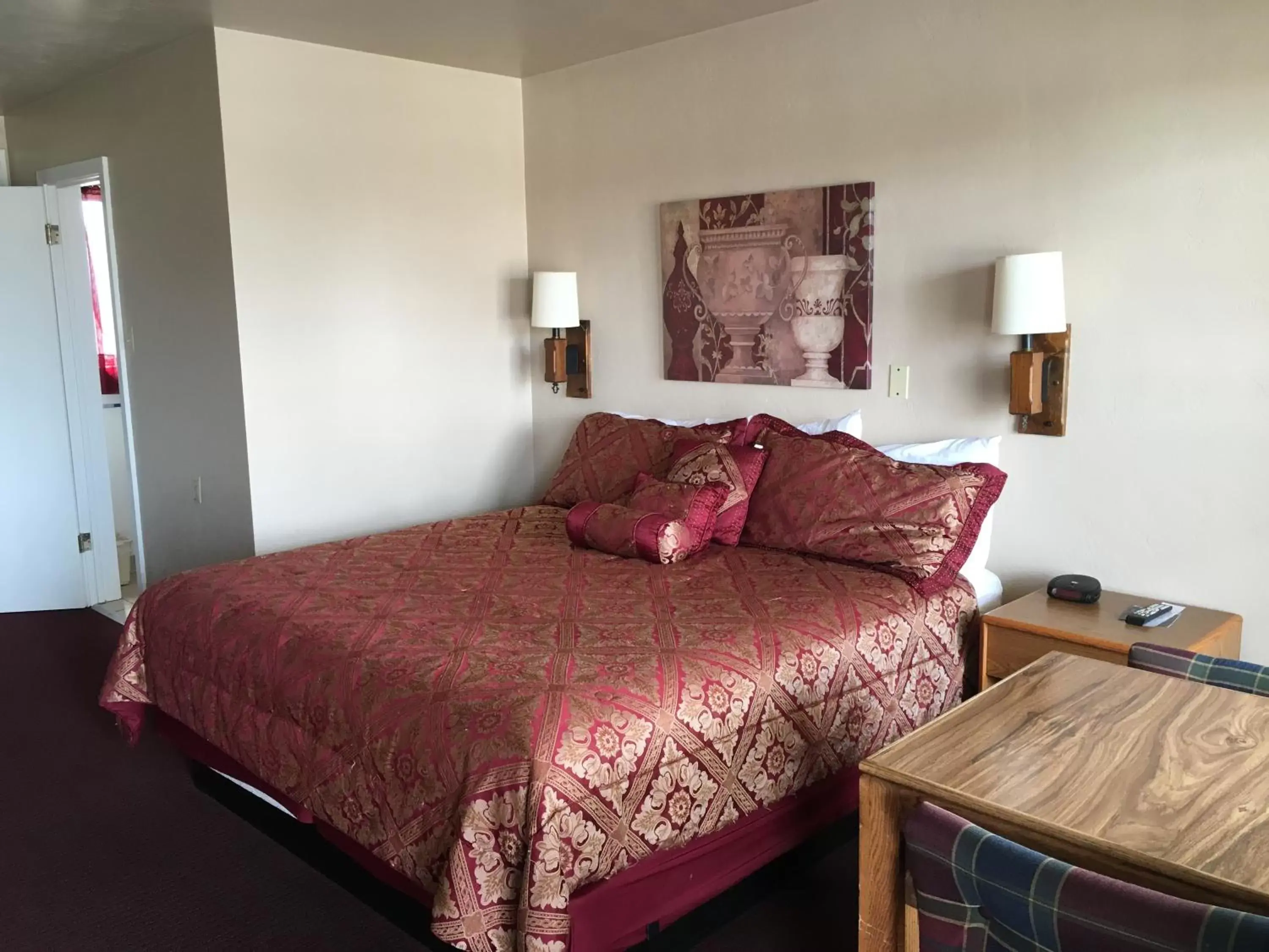 King Room No Pets in The Monticello Inn King Room No Pets in The Monticello Inn