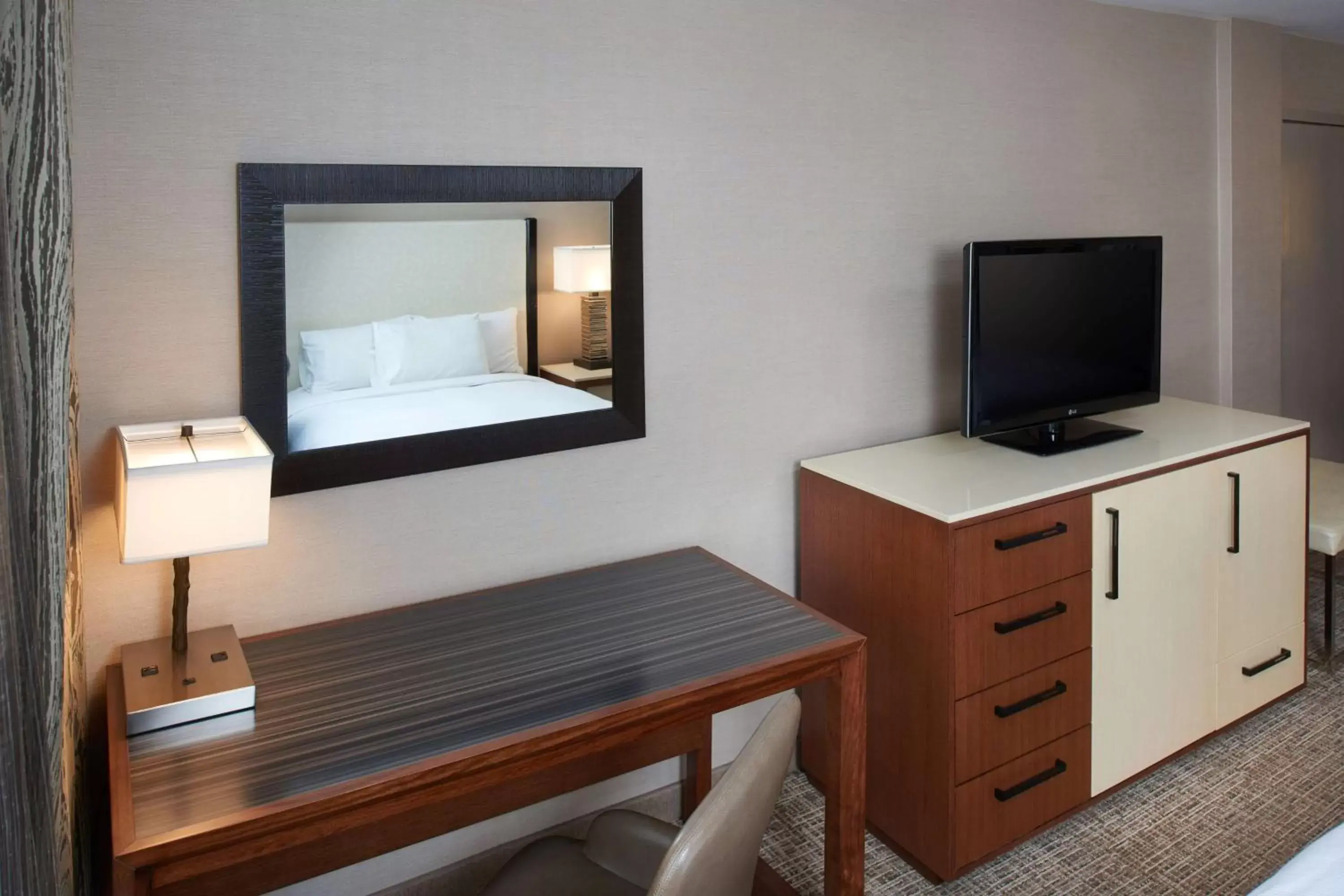 Bedroom, TV/Entertainment Center in DoubleTree by Hilton Fresno Convention Center