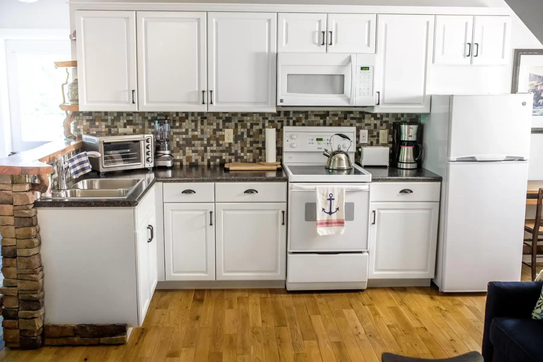 Kitchen/Kitchenette in The Kitch'inn - Boutique Inn and Wine Bar